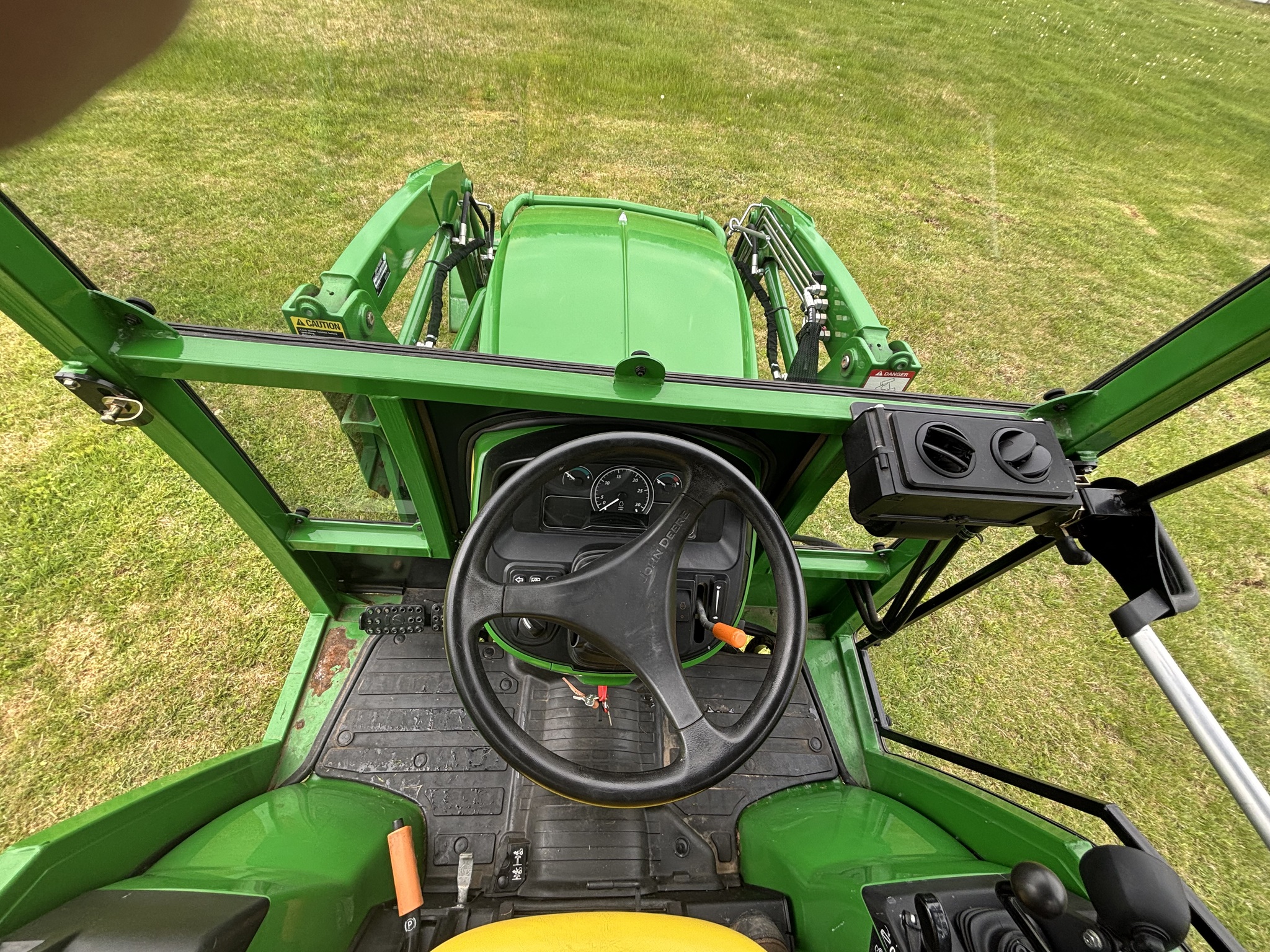 2020 John Deere 2032R Image 14