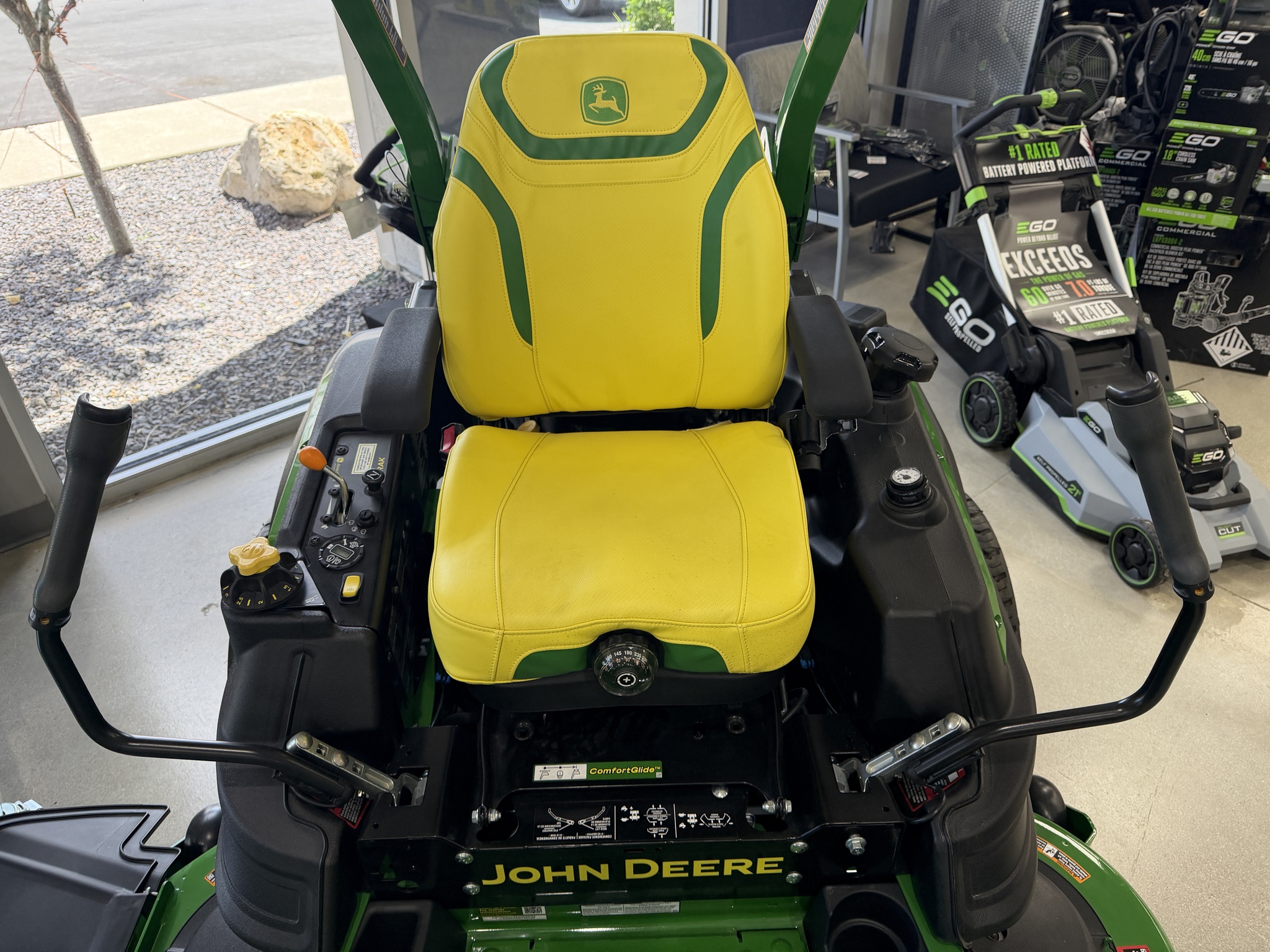 New In-Stock 2025 John Deere Z950R Zero Turn Mowers at Koenig Equipment in Knightstown, IN - PhotoXL3