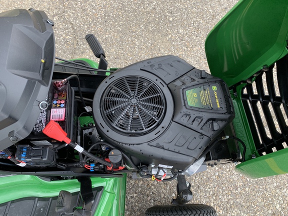 Used 2025 John Deere X330 Lawn & Garden Tractors at Horizon Ag & Turf in Edmonton West, AB - Photo5