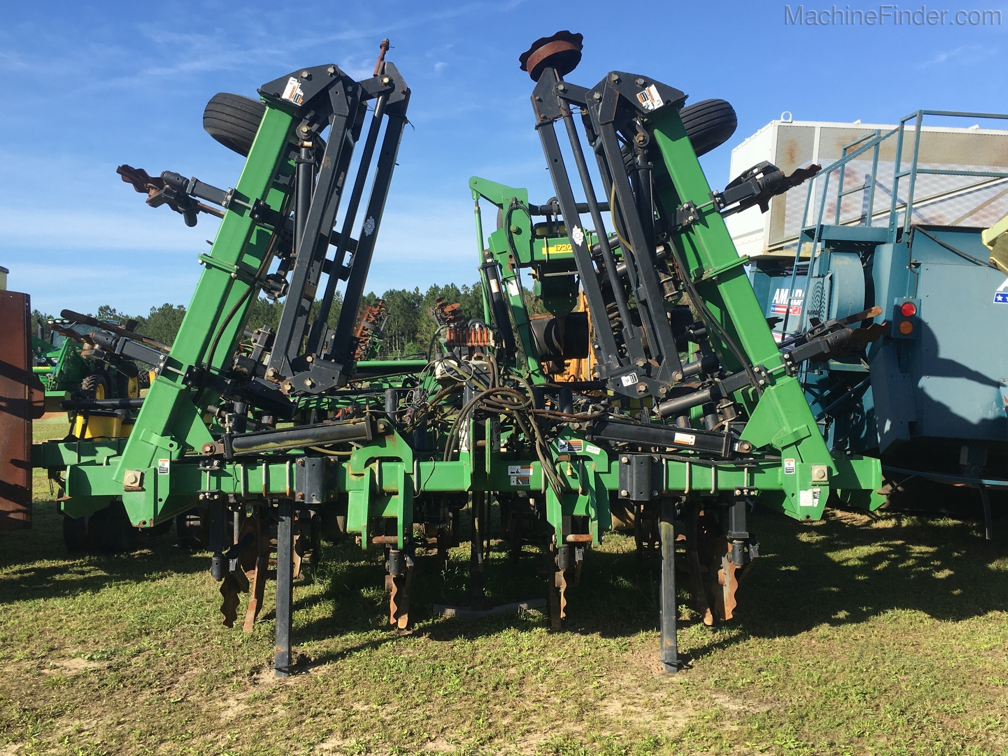 2004 John Deere 1720 Image 1