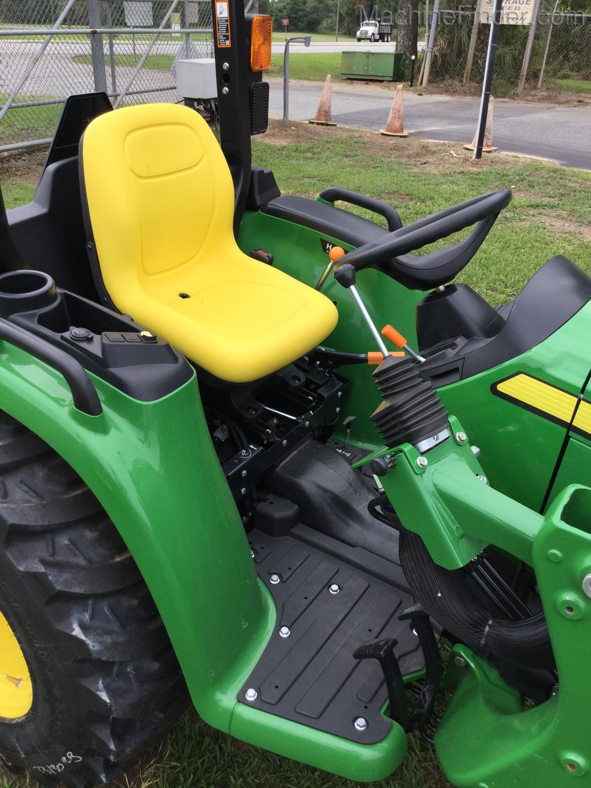 2020 John Deere 3025E Image 9
