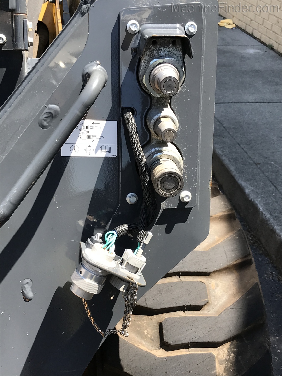 2017 John Deere 324E Image 6