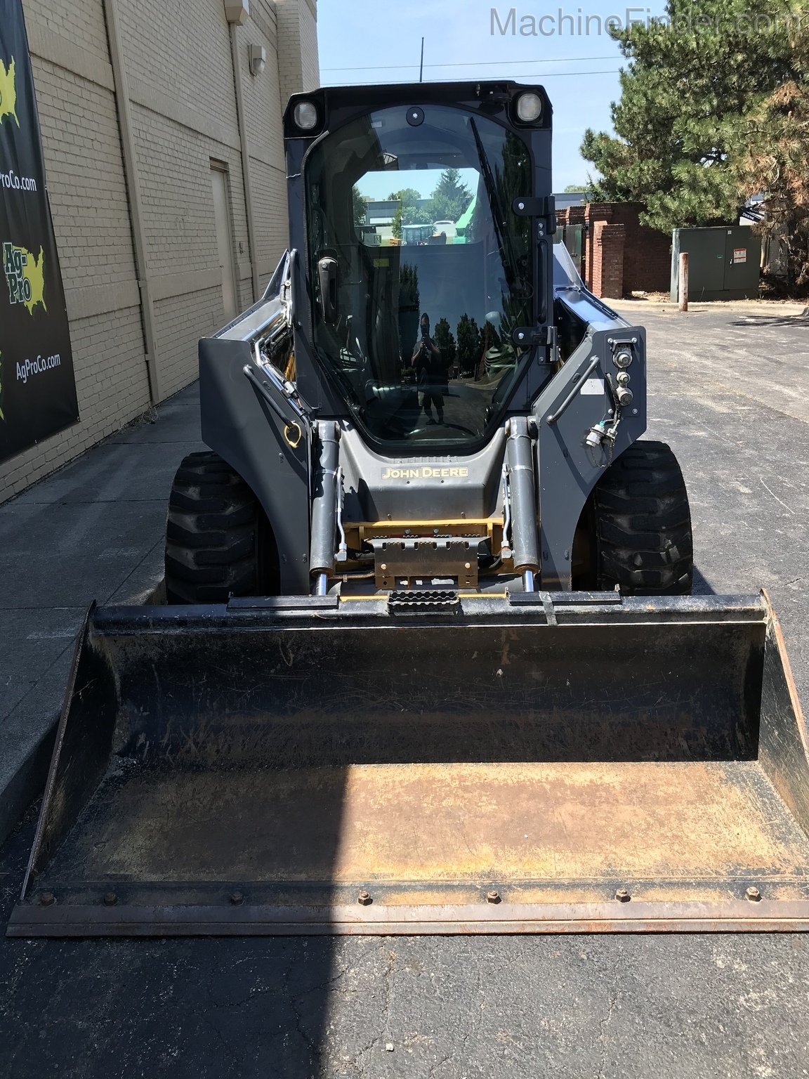 2017 John Deere 324E Image 4