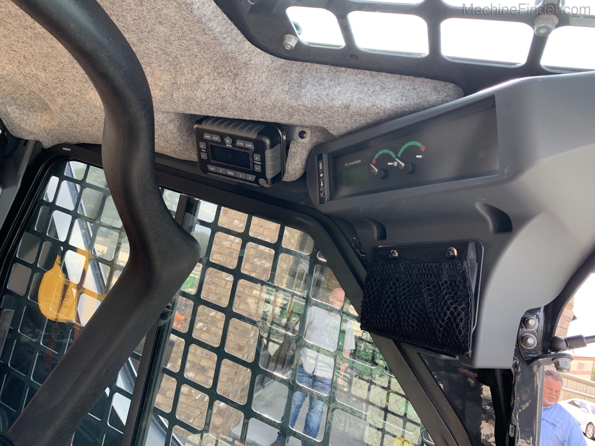 2020 John Deere 317G Image 9