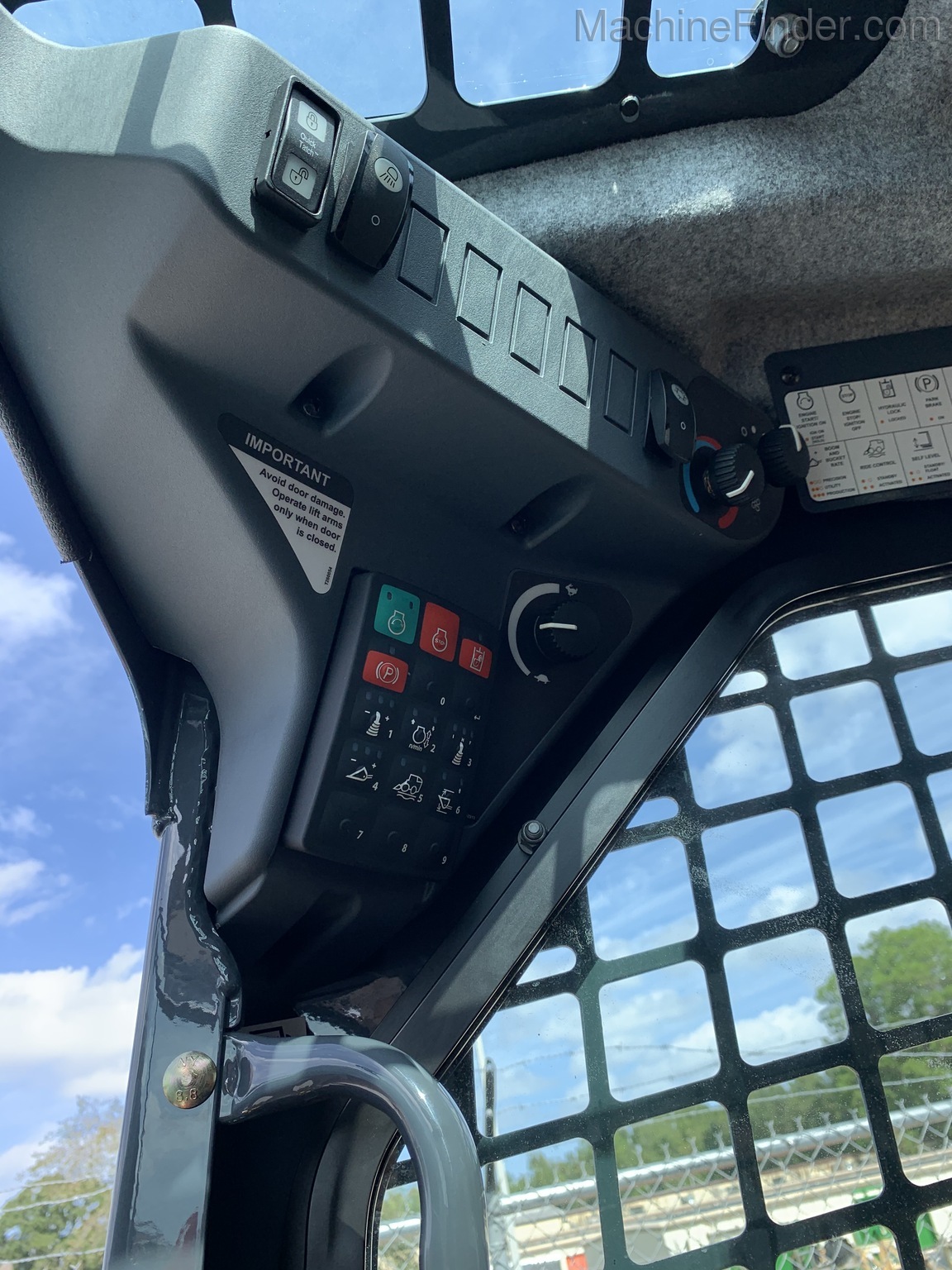 2020 John Deere 317G Image 10