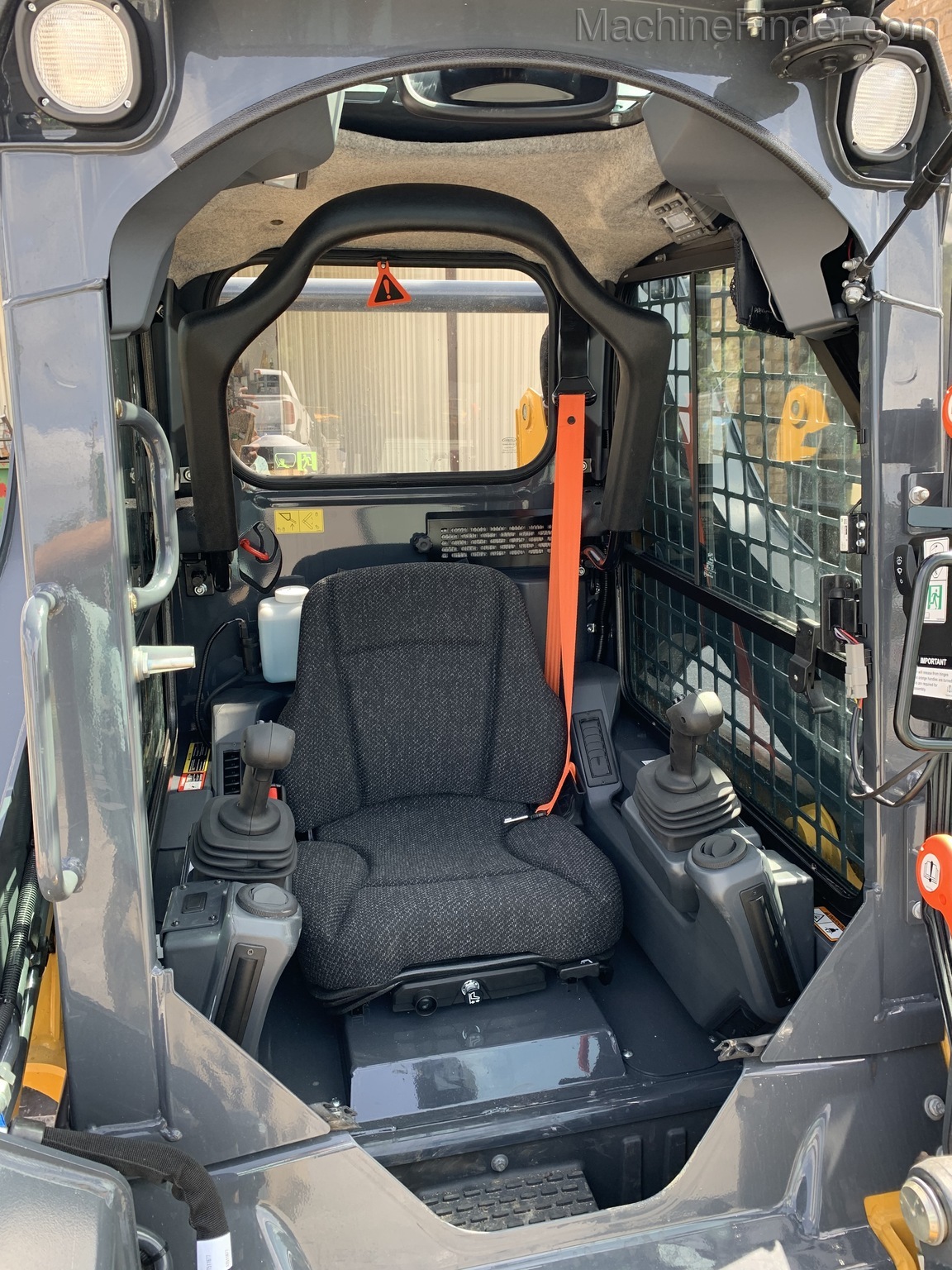 2020 John Deere 317G Image 8