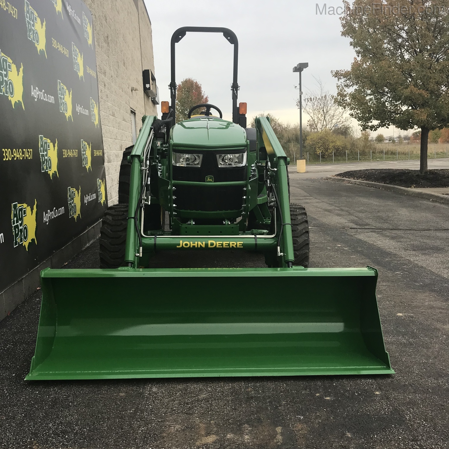 2020 John Deere 4052M Image 5