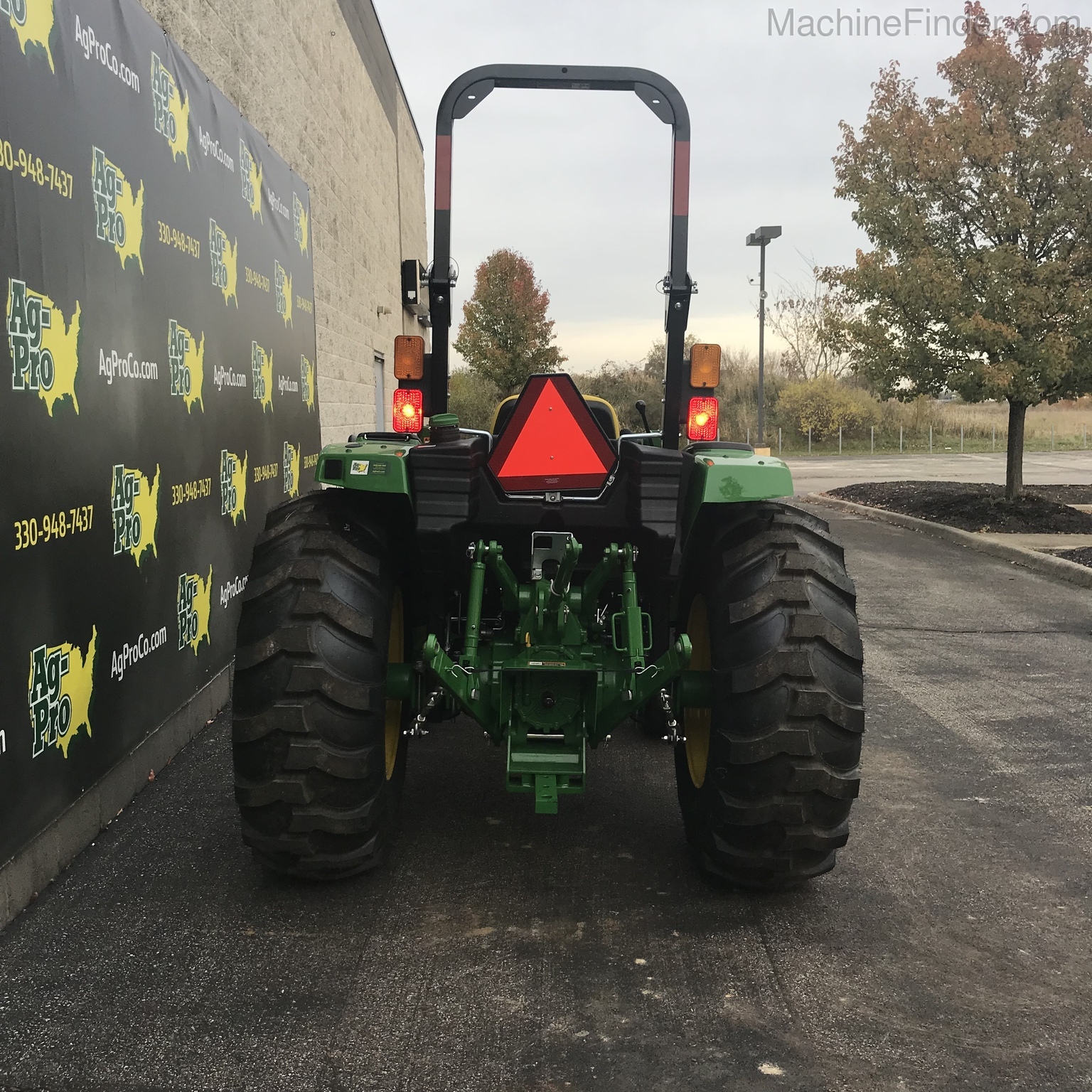 2020 John Deere 4052M Image 8