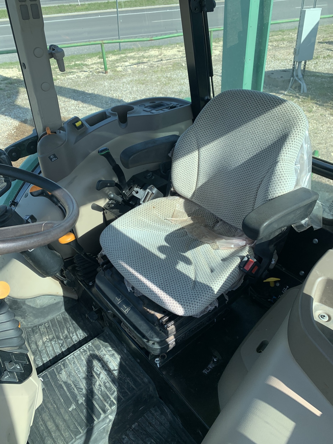 John Deere 5065E Image 4