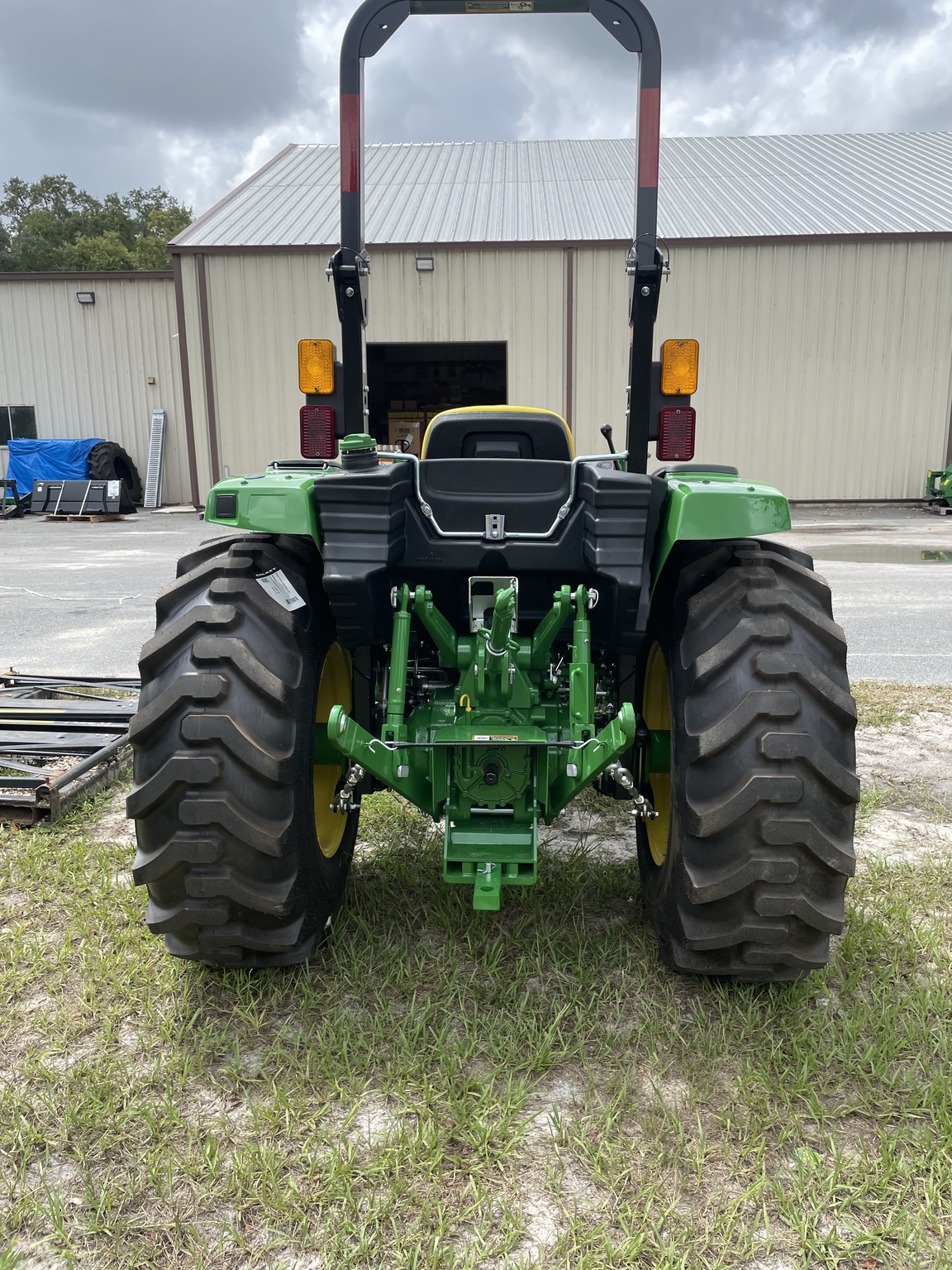 2023 John Deere 4044M Image 3