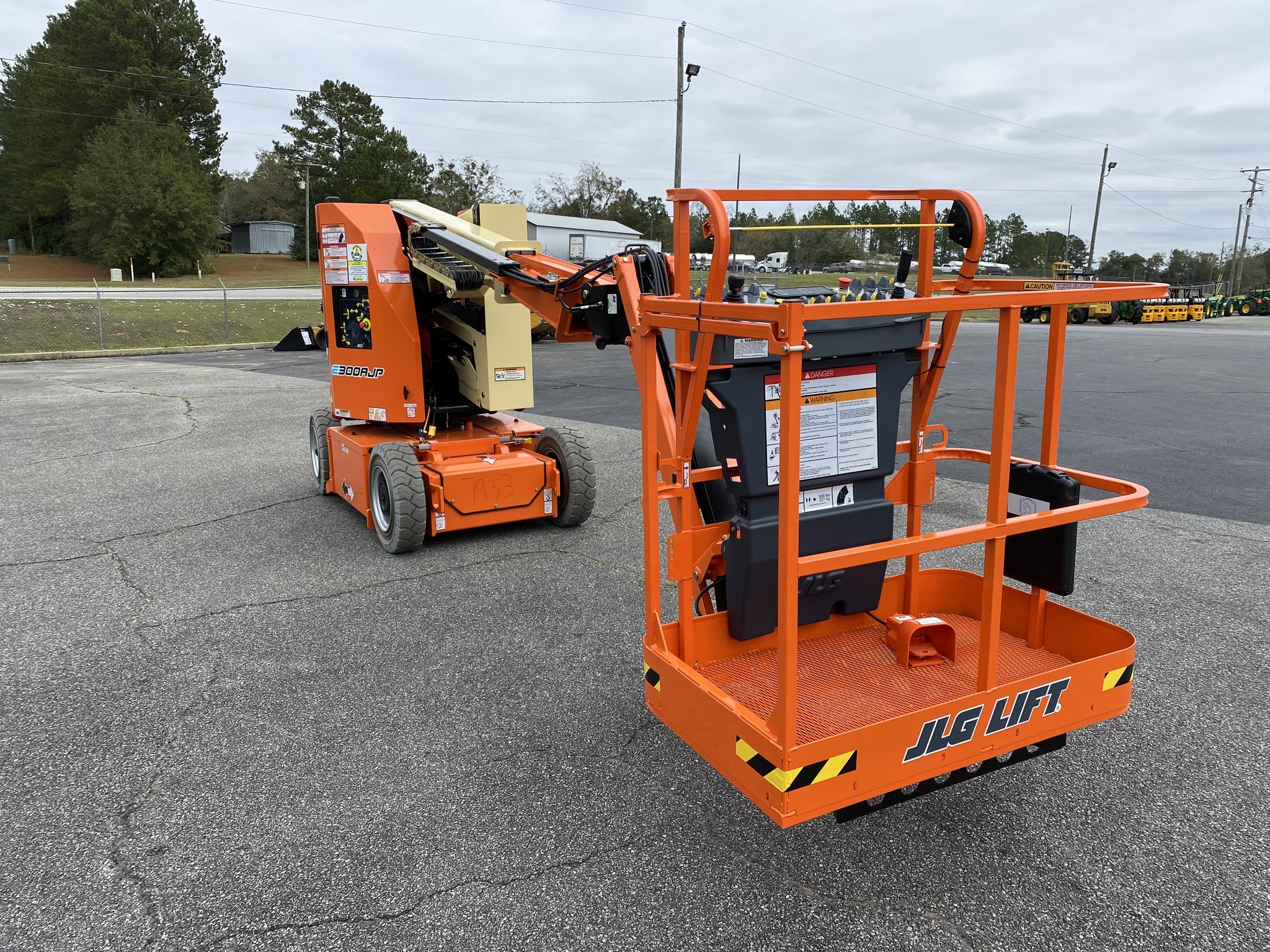 2023 JLG E300AJP Image 3
