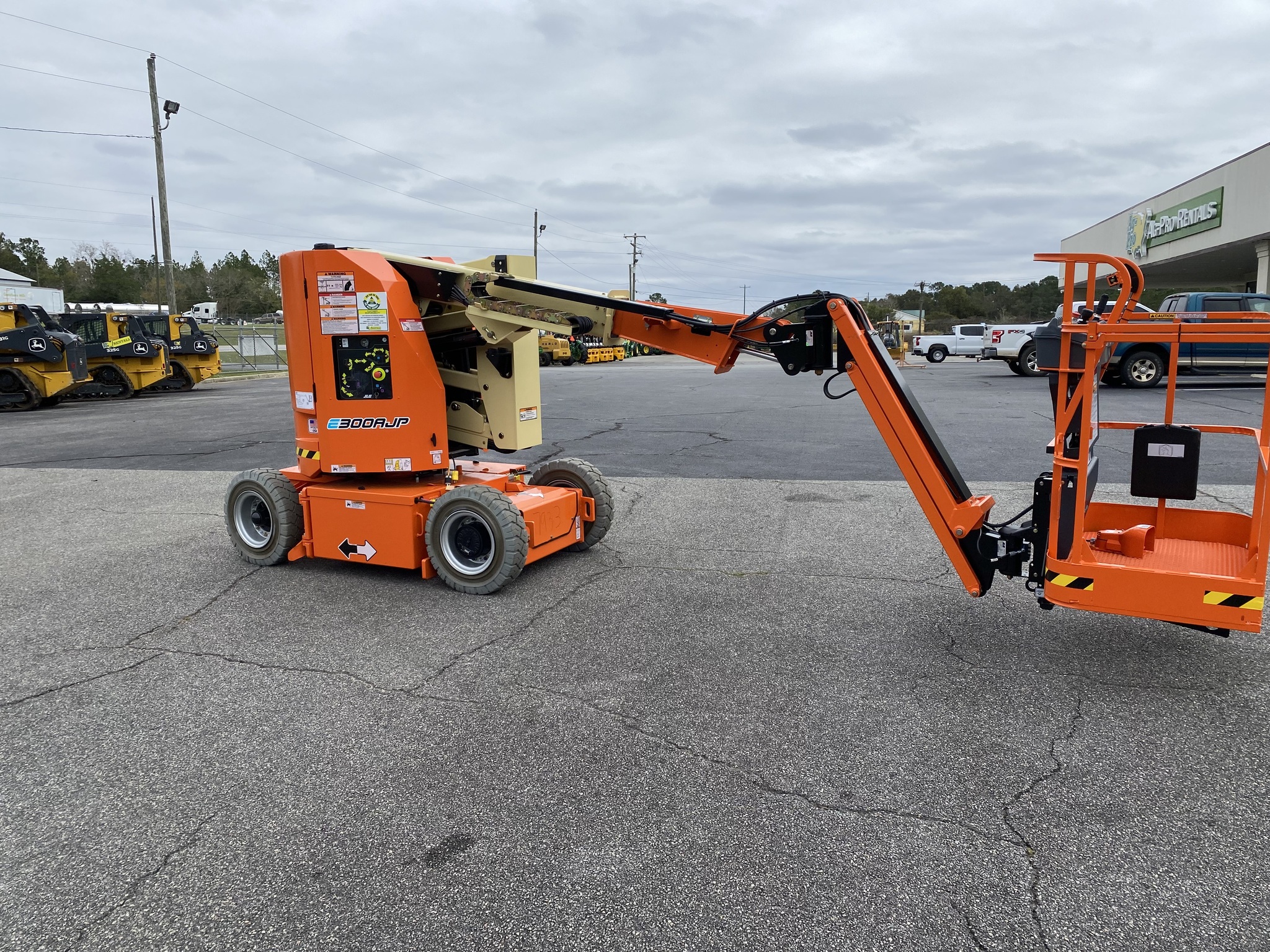 2023 JLG E300AJP Image 2