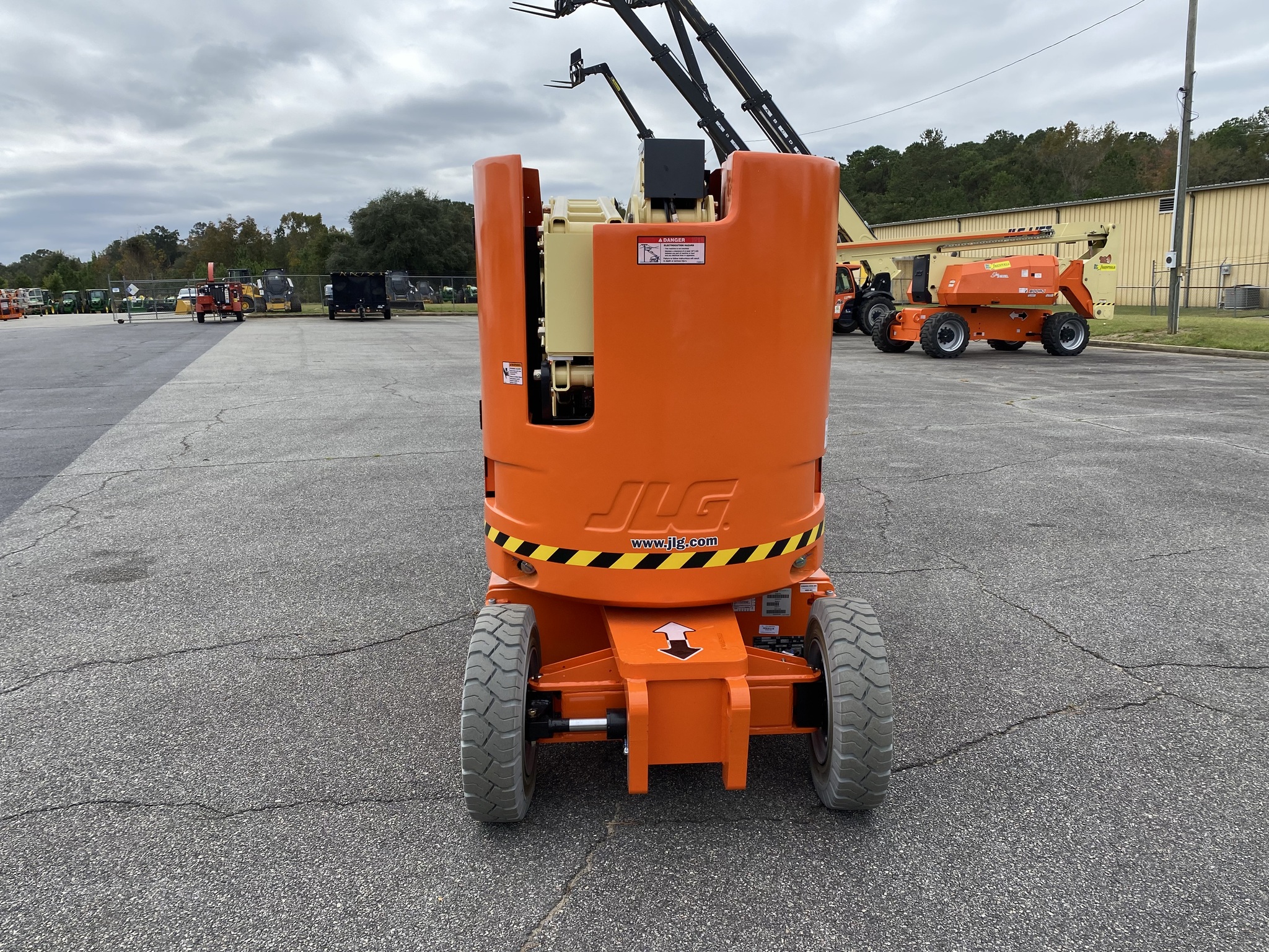 2023 JLG E300AJP Image 6