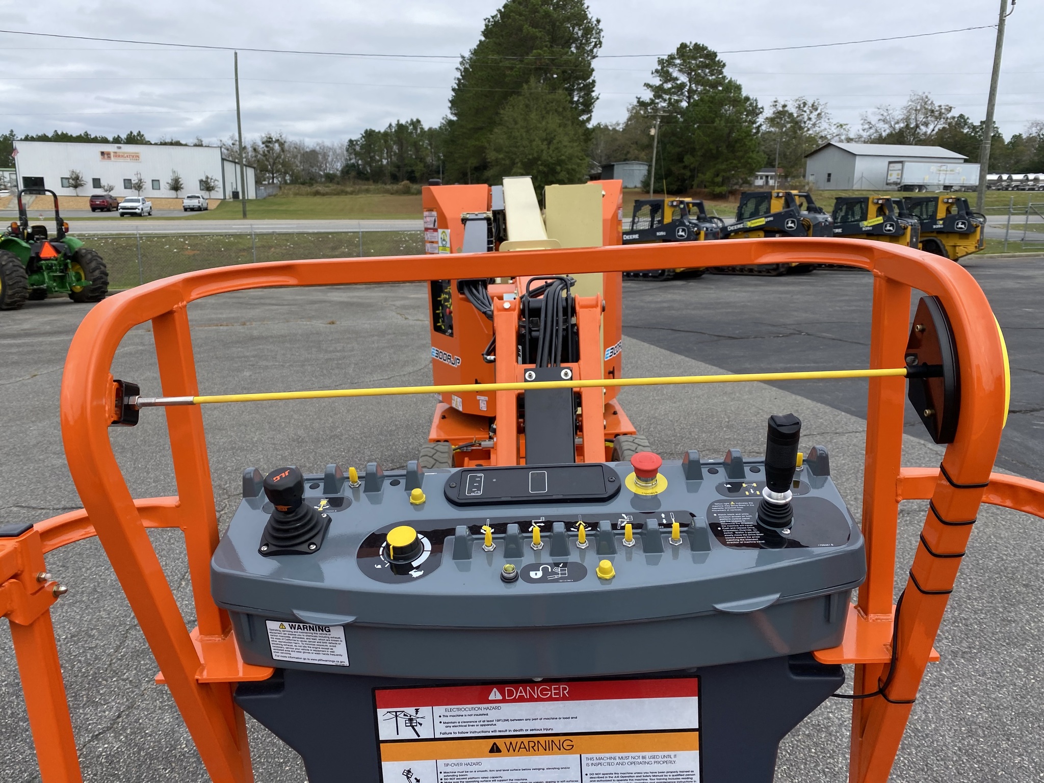 2023 JLG E300AJP Image 8