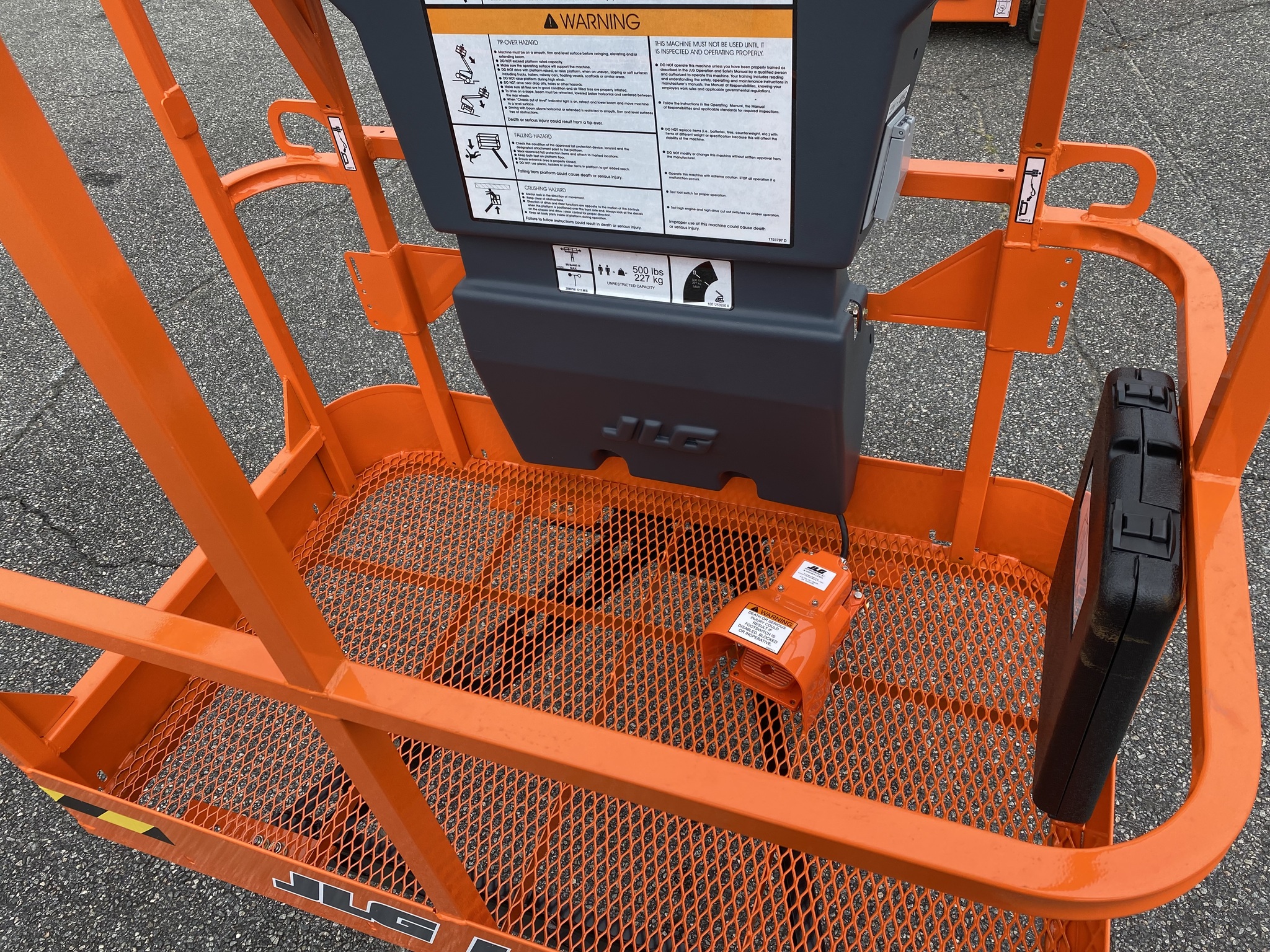 2023 JLG E300AJP Image 9