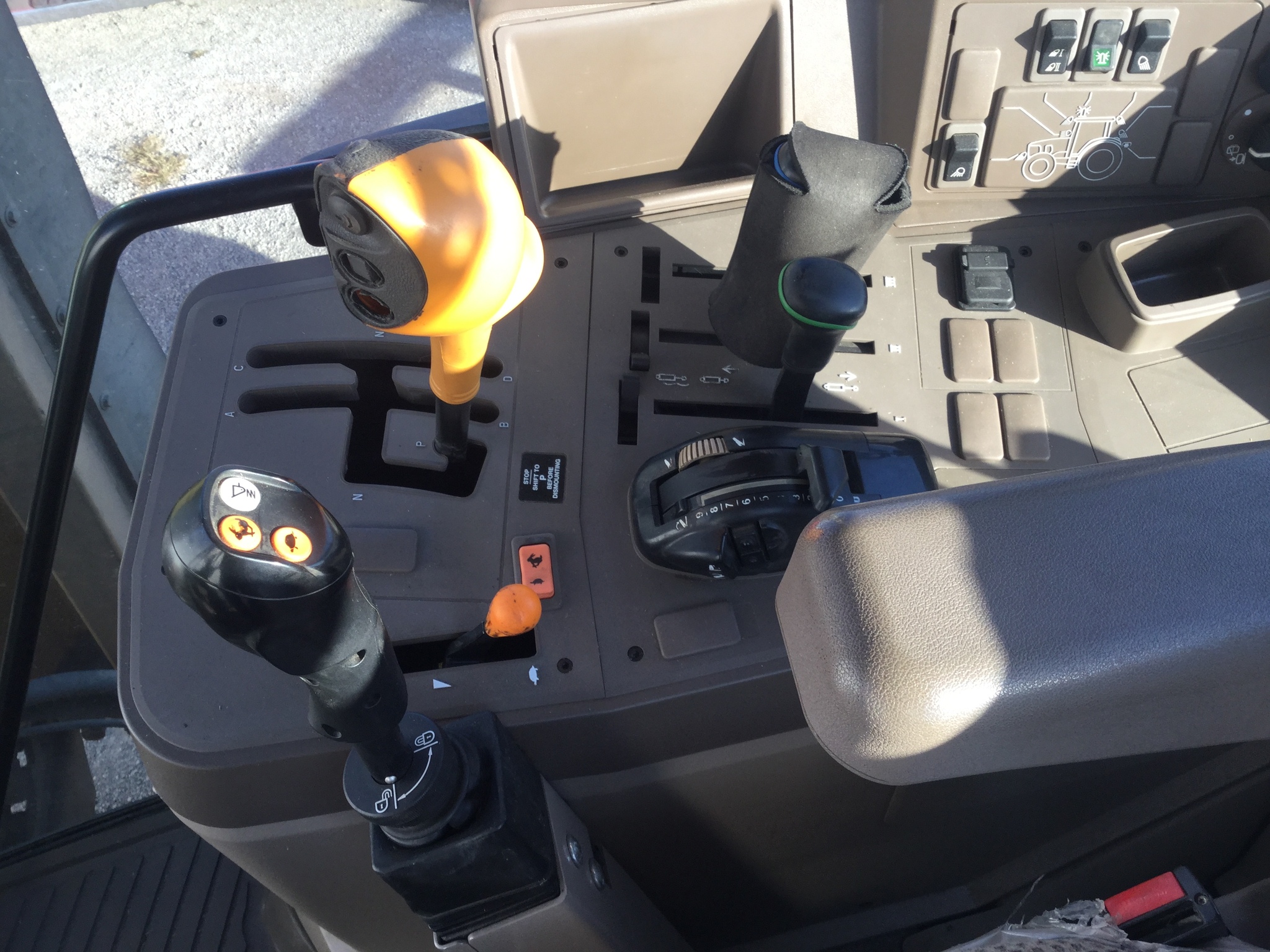 2015 John Deere 6105M Image 11