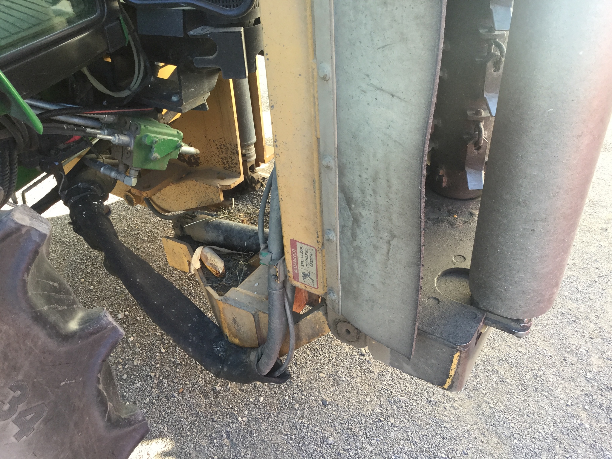 2015 John Deere 6105M Image 17