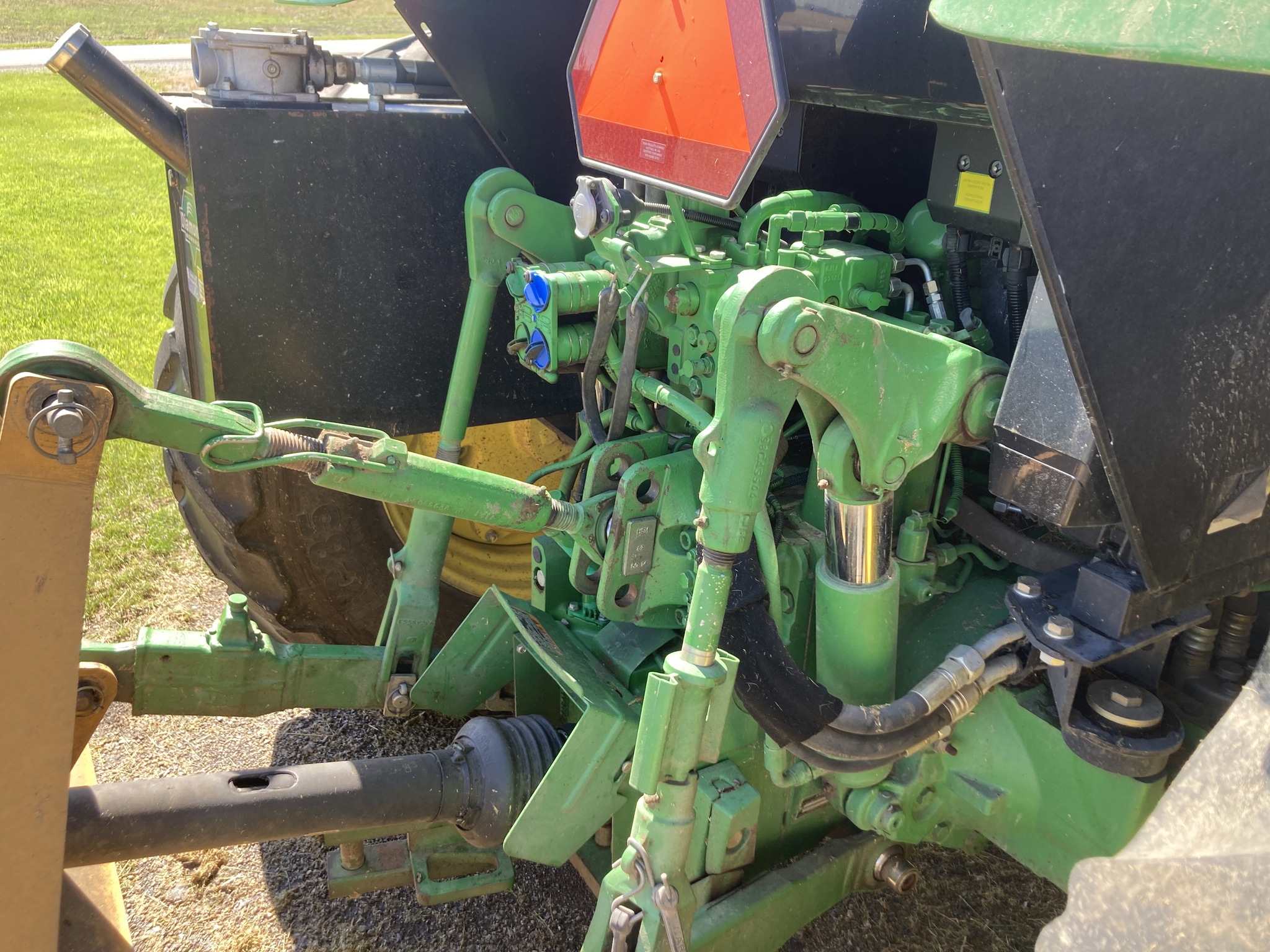 2015 John Deere 6105M Image 26