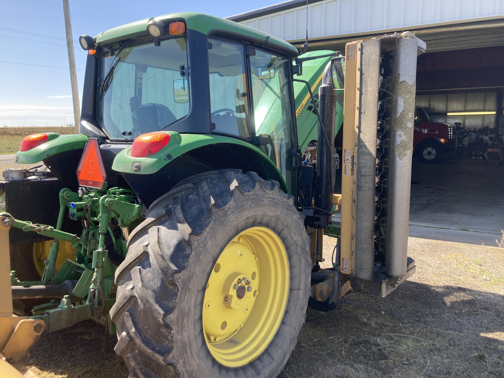 2015 John Deere 6105M Image 27