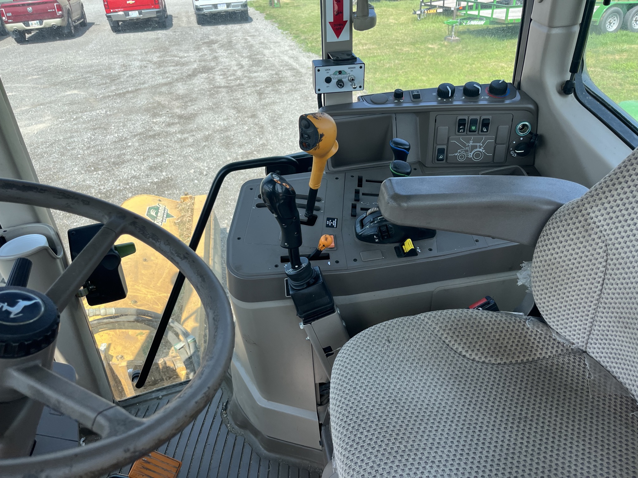 2015 John Deere 6105M Image 33