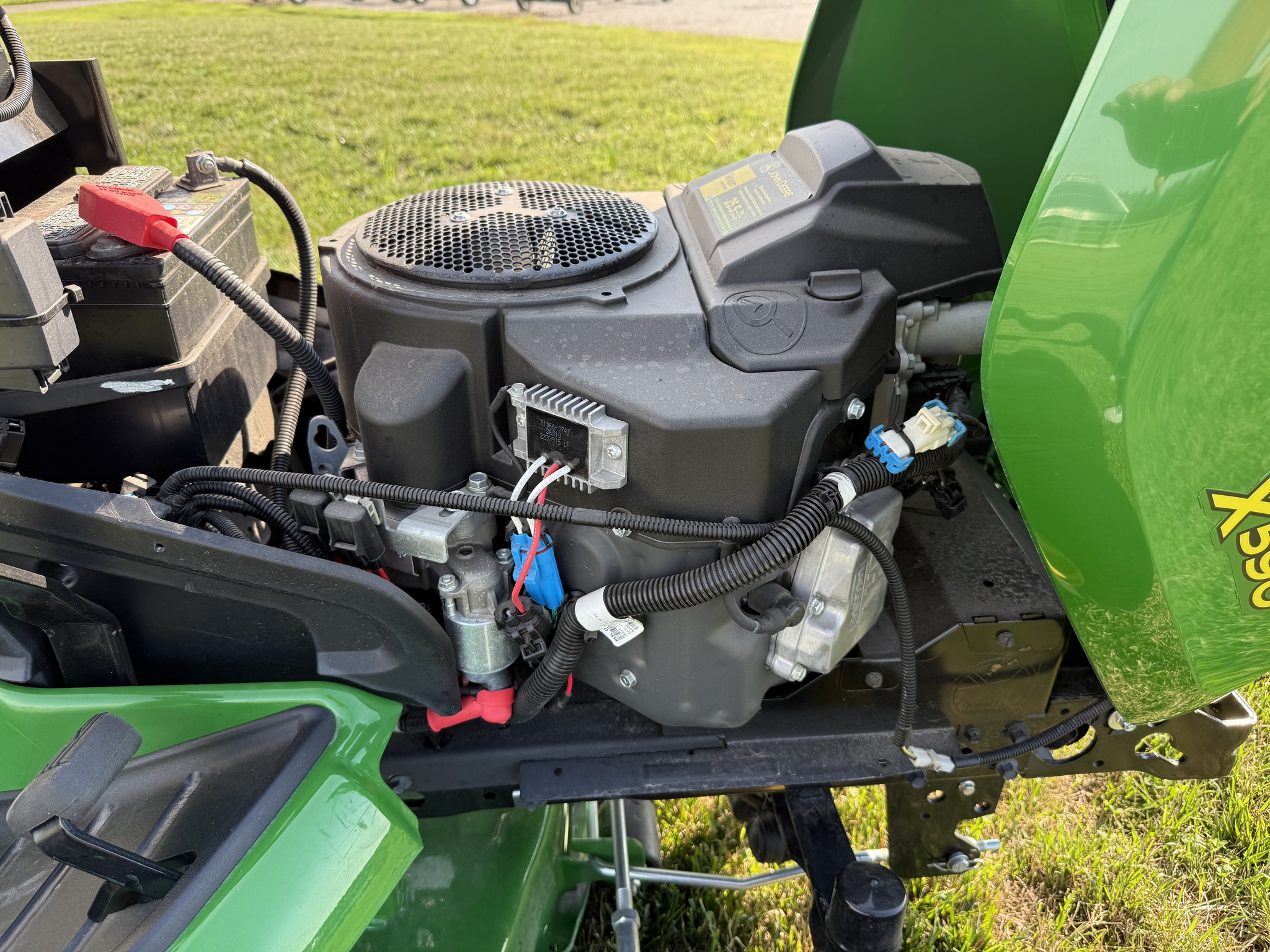 2023 John Deere X590 Image 22