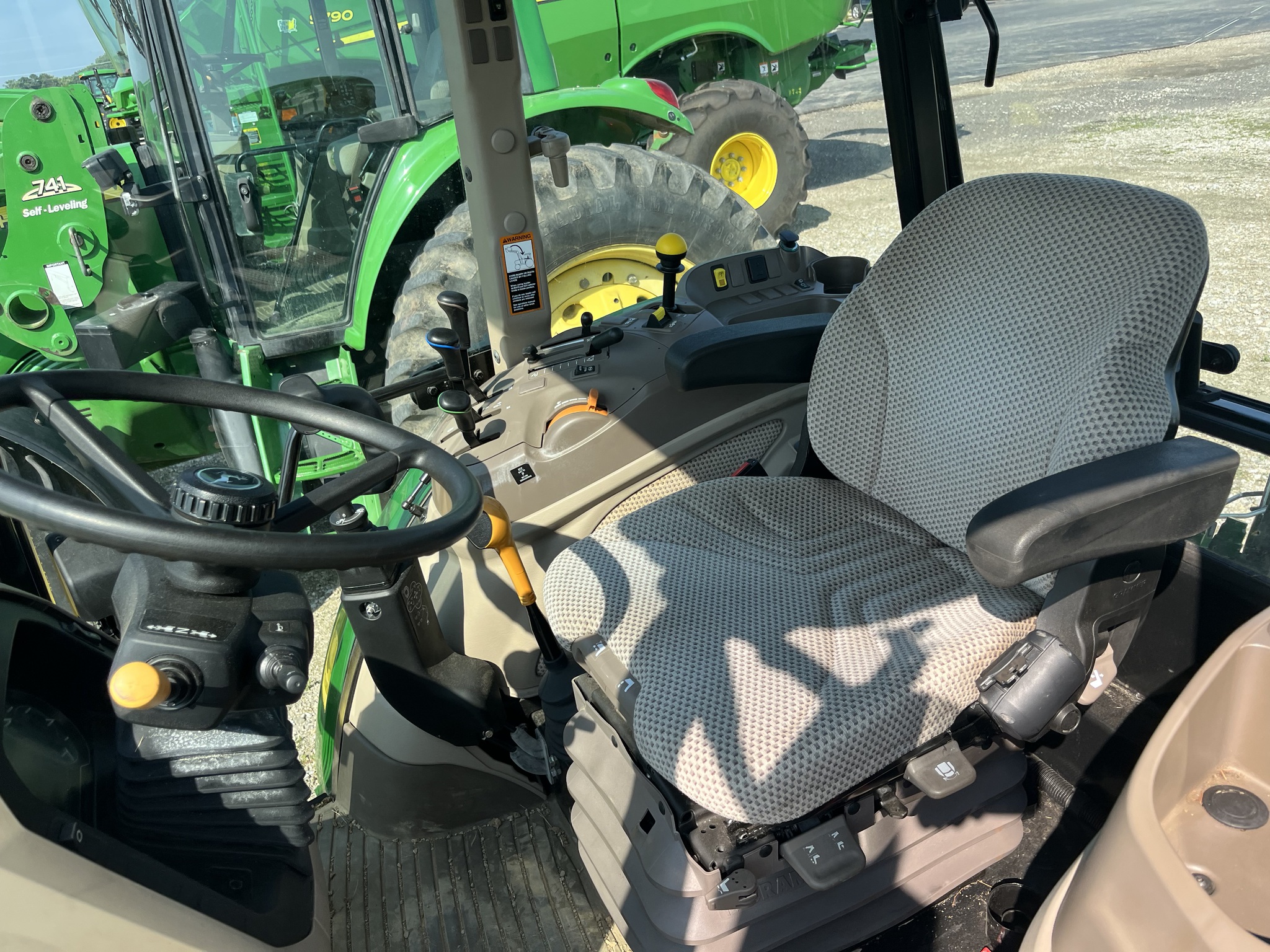2022 John Deere 5100M Image 3