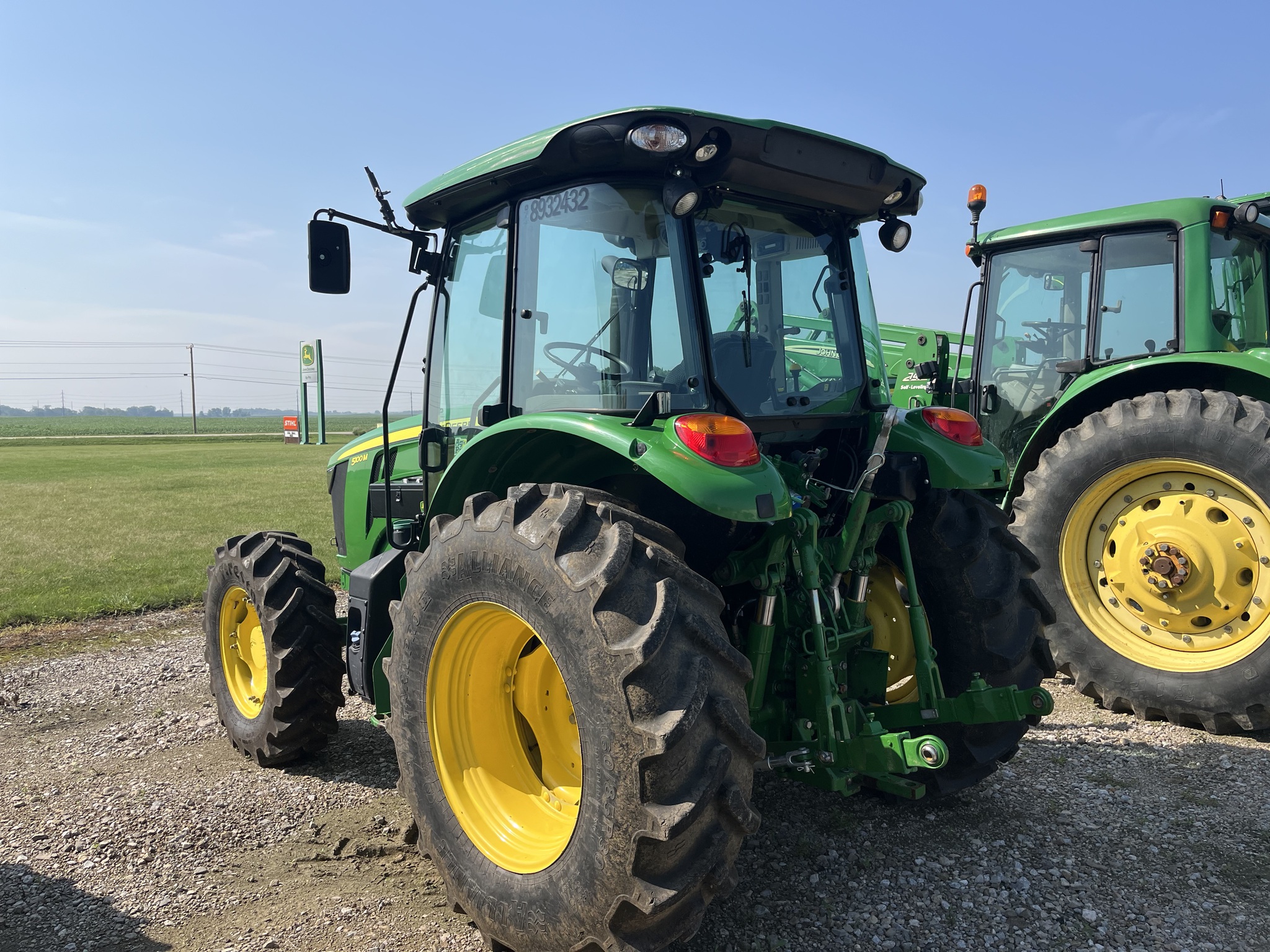 2022 John Deere 5100M Image 5