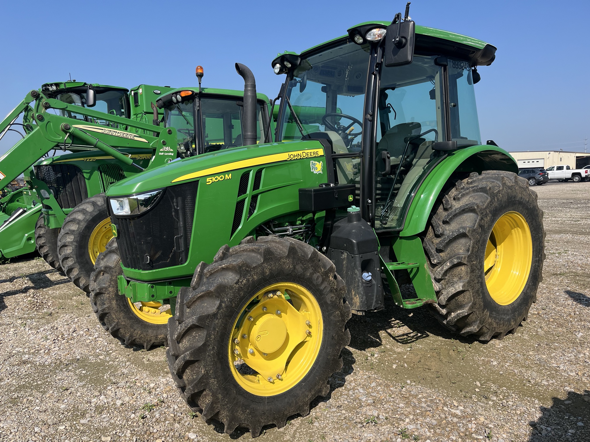 2022 John Deere 5100M Image 1