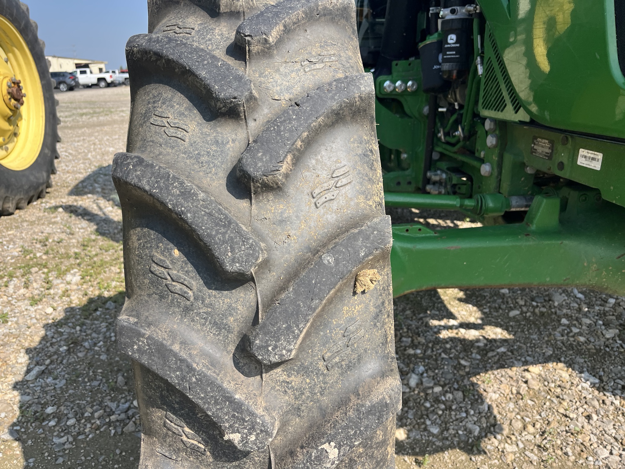 2022 John Deere 5100M Image 9