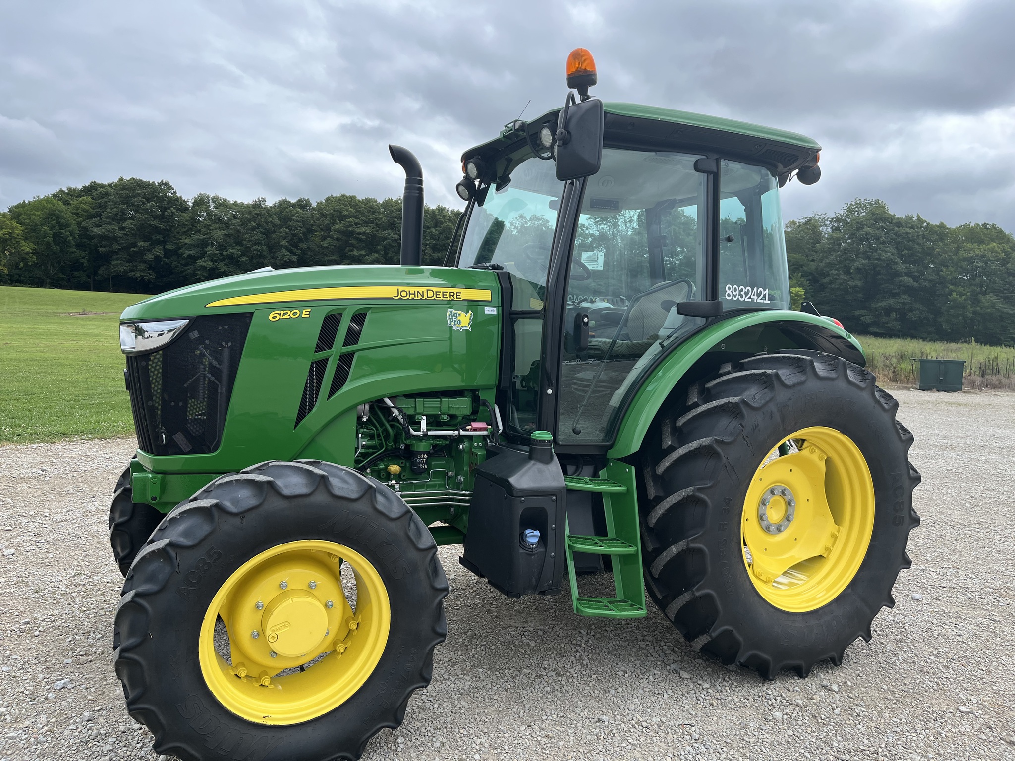 2022 John Deere 6120E Image 1