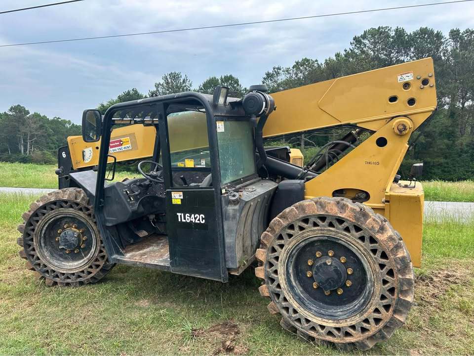 2012 Caterpillar TL642C Image 2