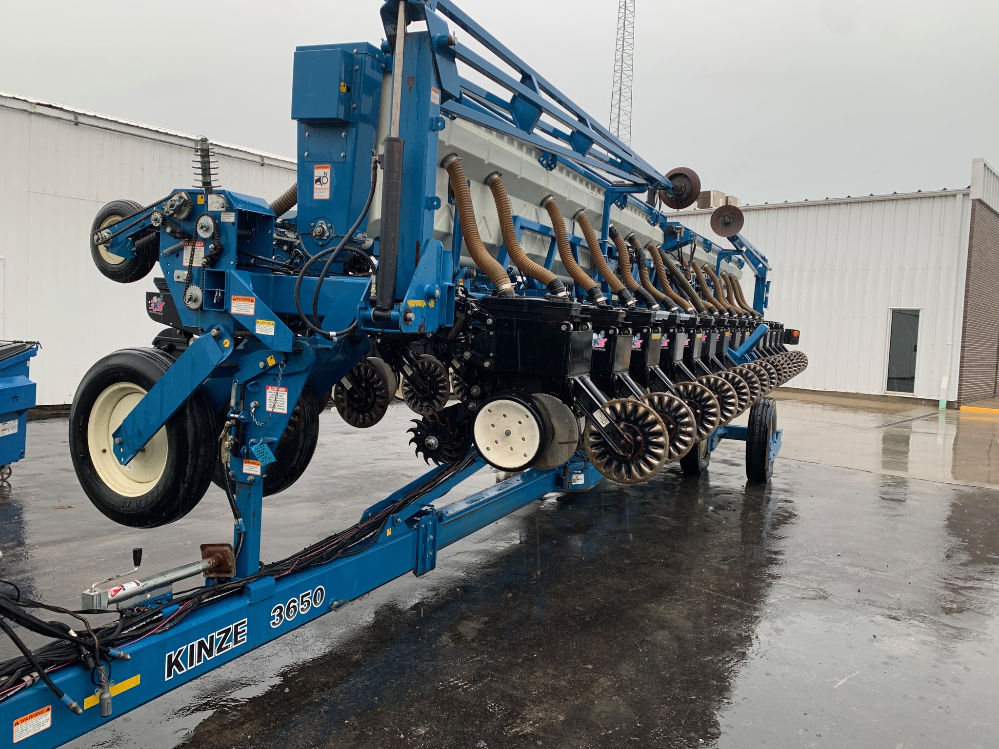 2005 Kinze 3650 at Heritage Tractor in Lamar, MO