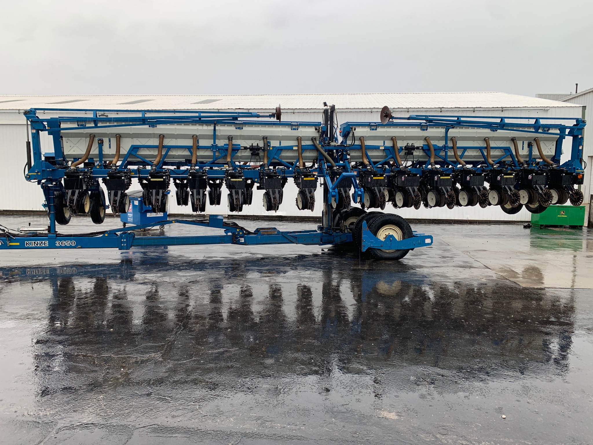  2005 Kinze 3650 at Heritage Tractor in Lamar, MO