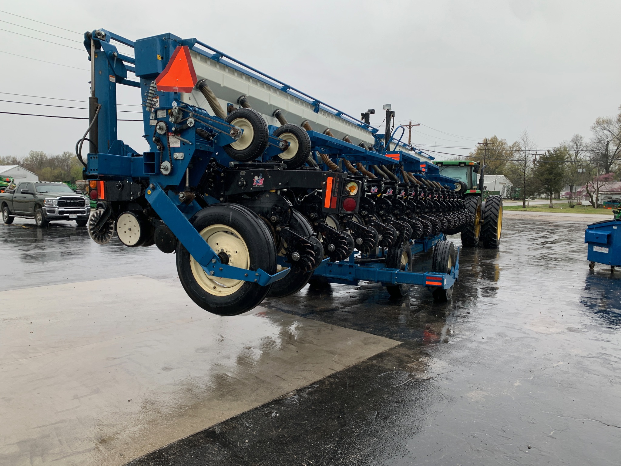  2005 Kinze 3650 at Heritage Tractor in Lamar, MO