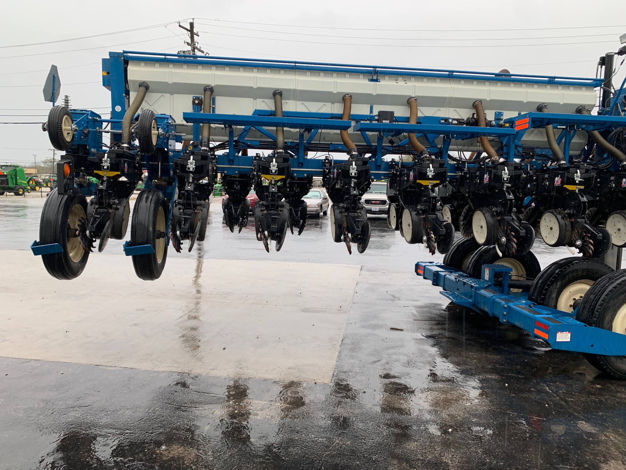  2005 Kinze 3650 at Heritage Tractor in Lamar, MO