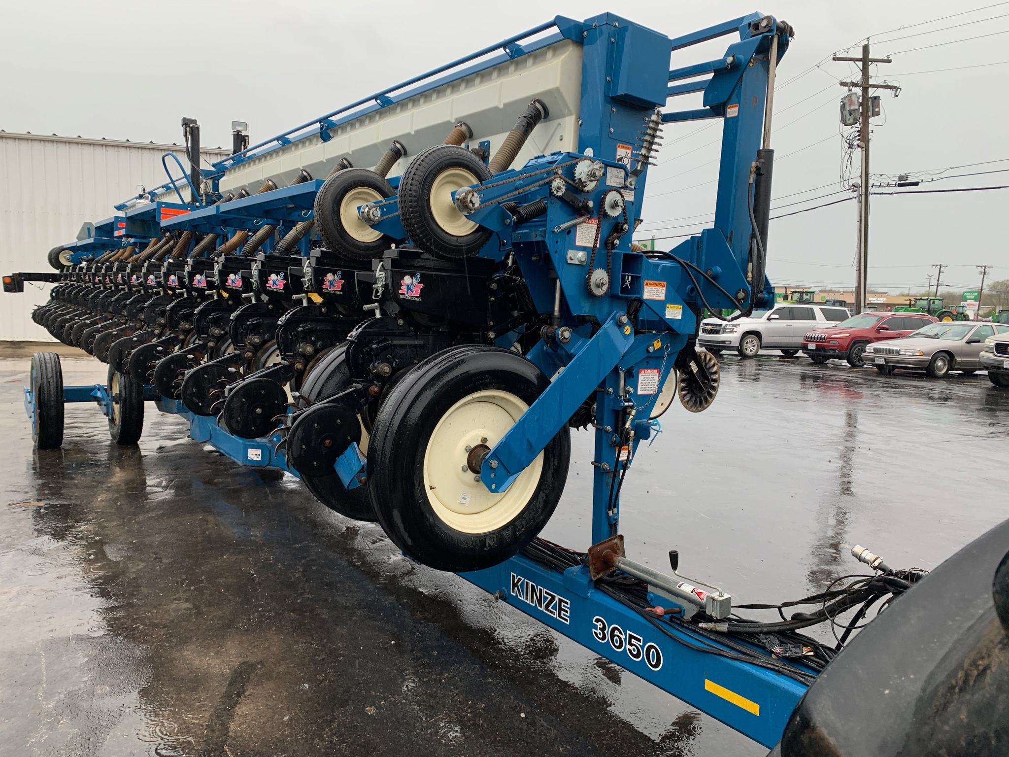  2005 Kinze 3650 at Heritage Tractor in Lamar, MO