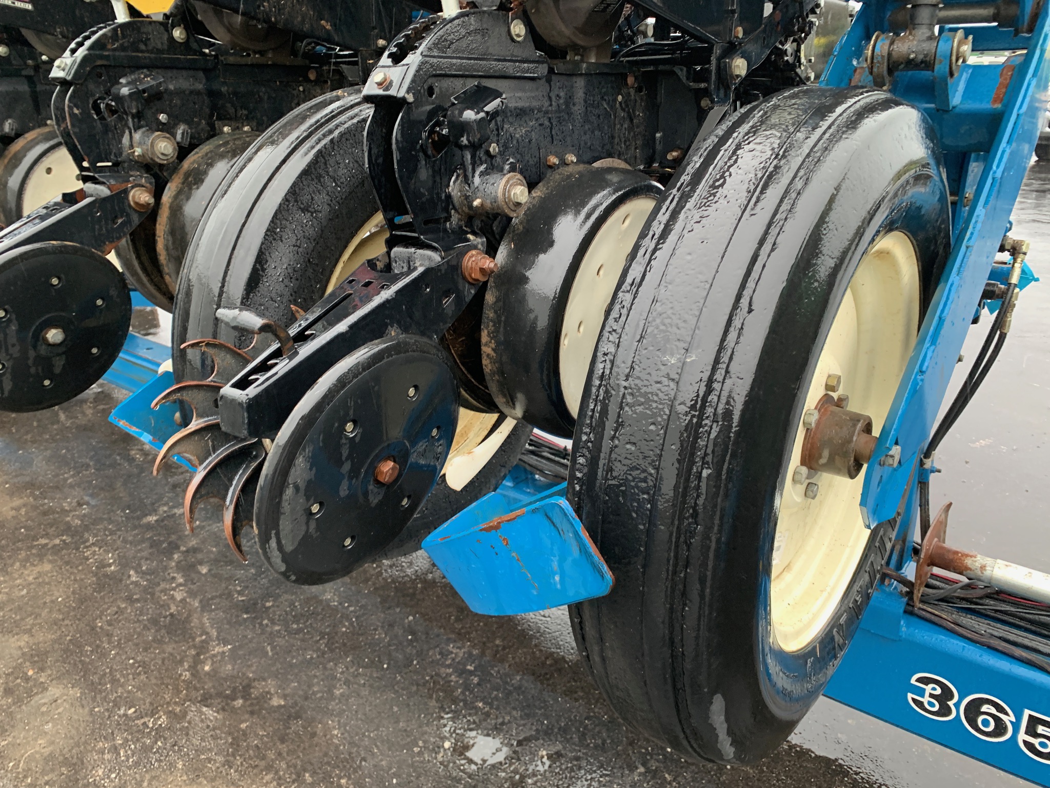  2005 Kinze 3650 at Heritage Tractor in Lamar, MO