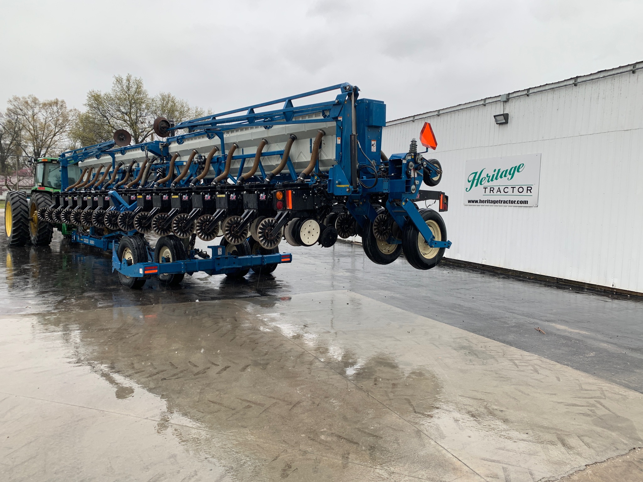  2005 Kinze 3650 at Heritage Tractor in Lamar, MO