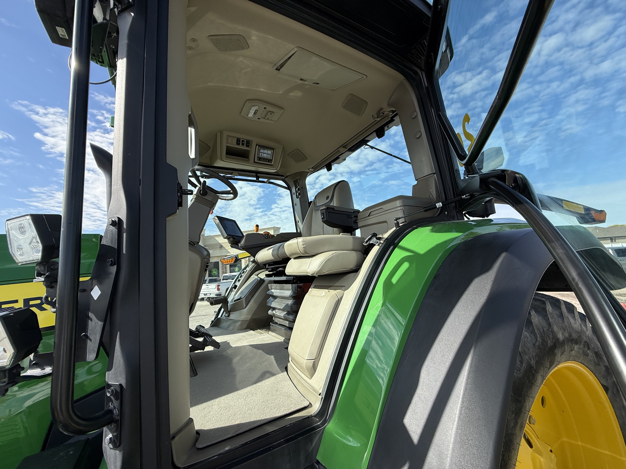 2023 John Deere 8R 230 Image 9