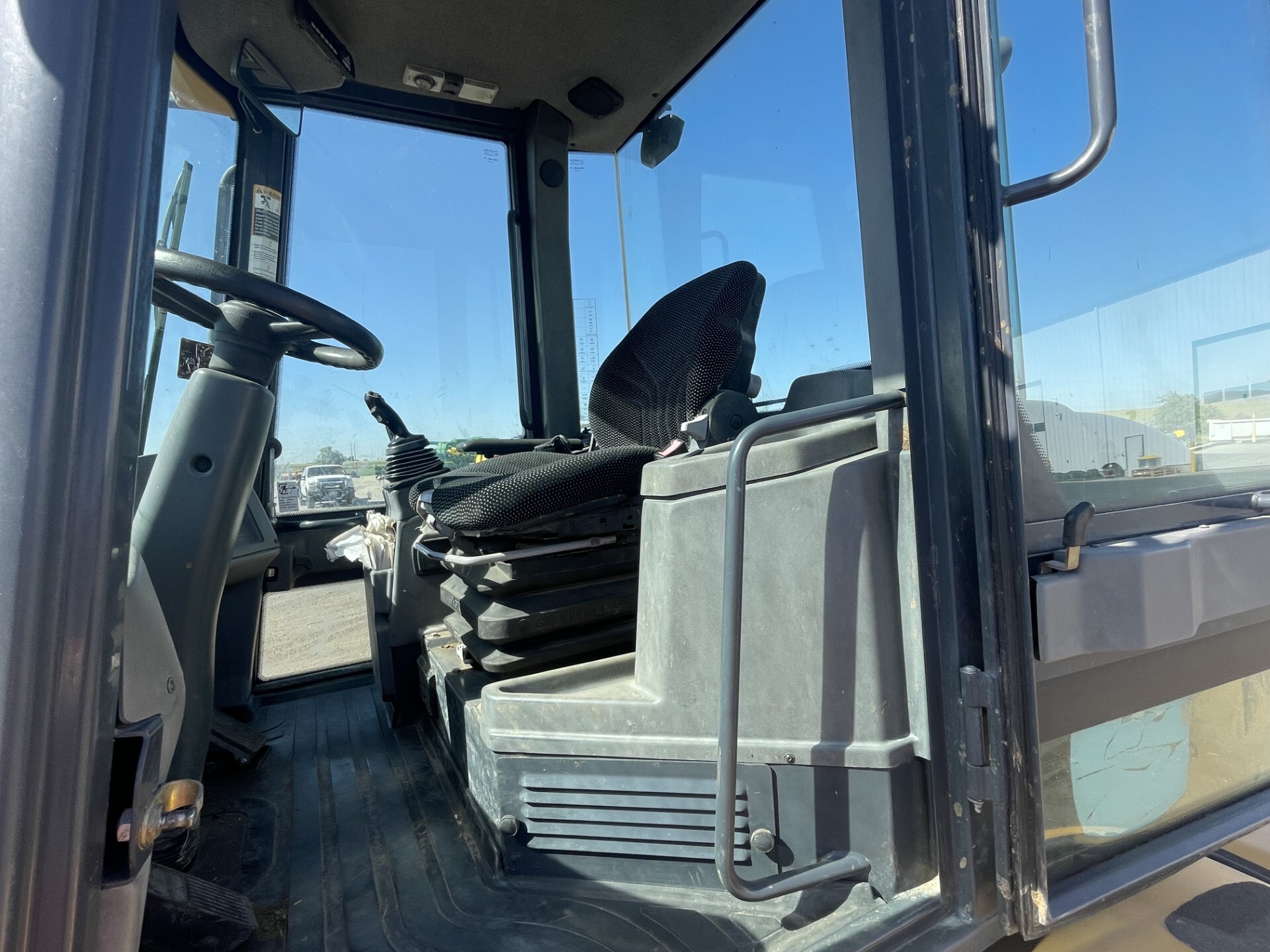 2016 John Deere 244K Image 18