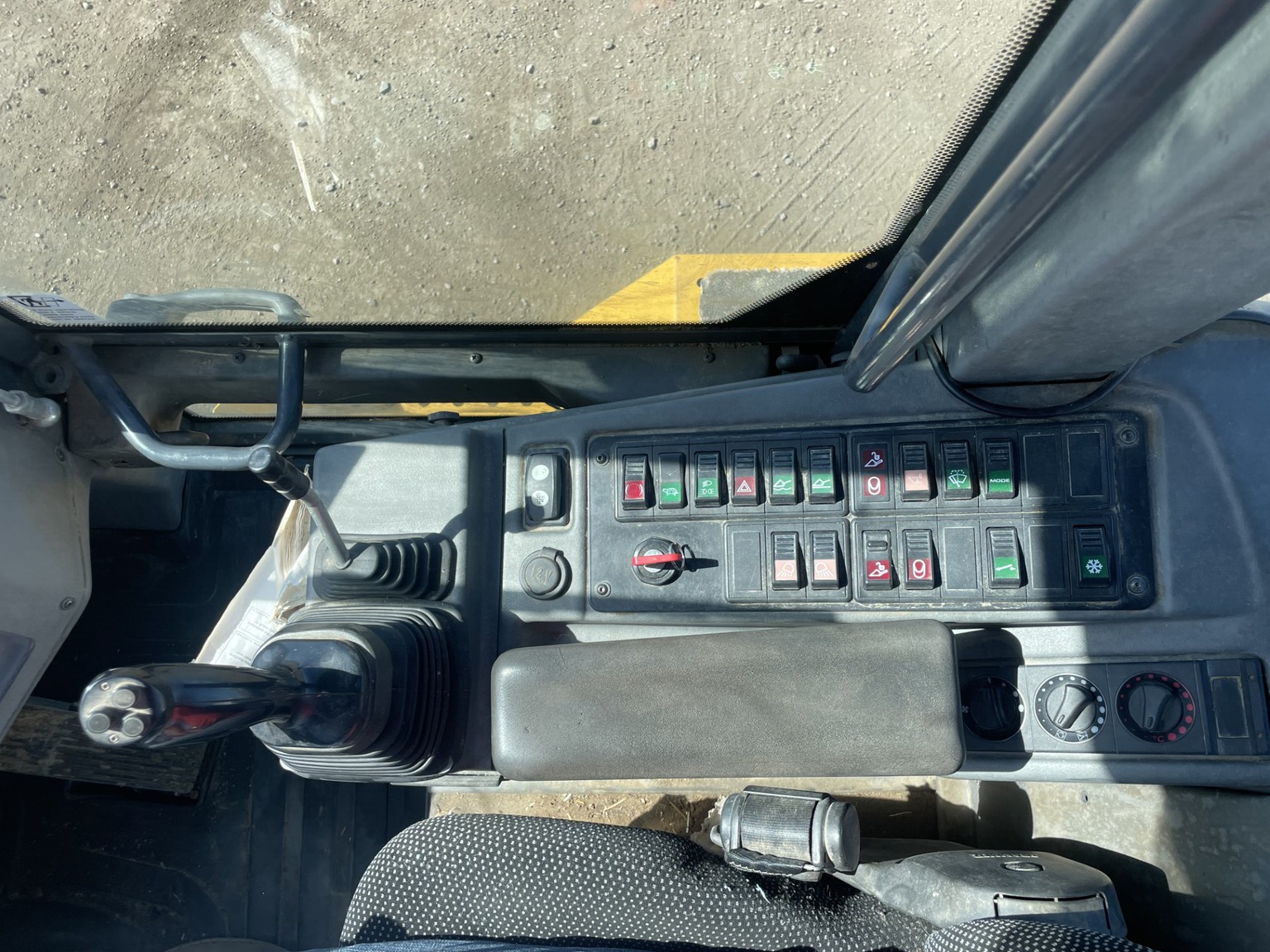 2016 John Deere 244K Image 21