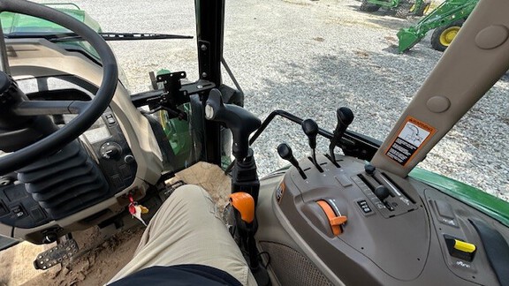 Photo of 2023 John Deere 6120E
