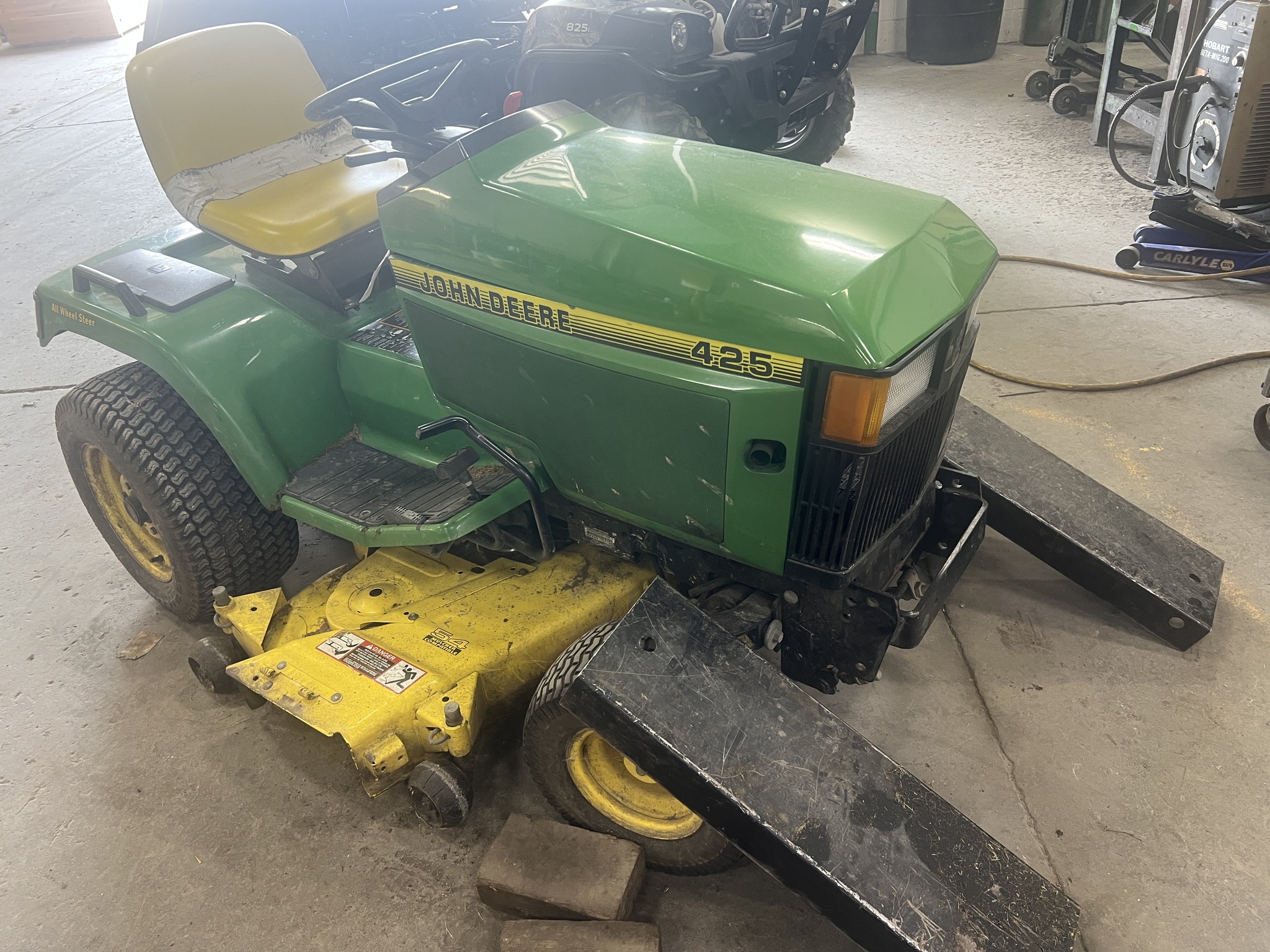 1998 John Deere 425 Image 1