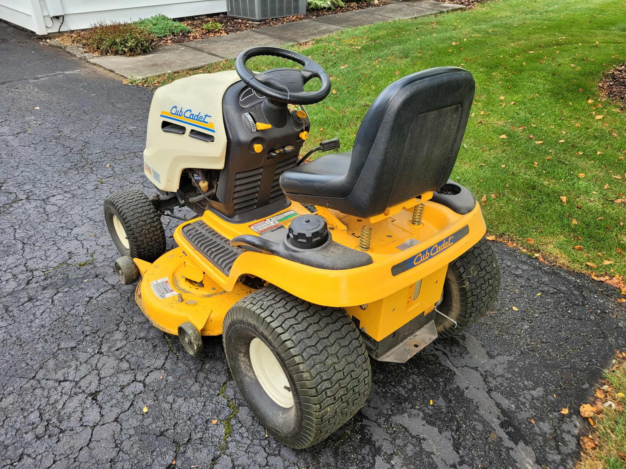 Cub Cadet LT1042 Image 2
