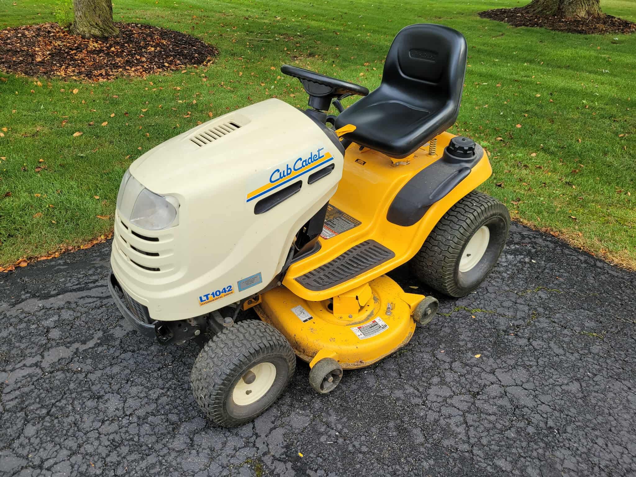 Cub Cadet LT1042 Image 1
