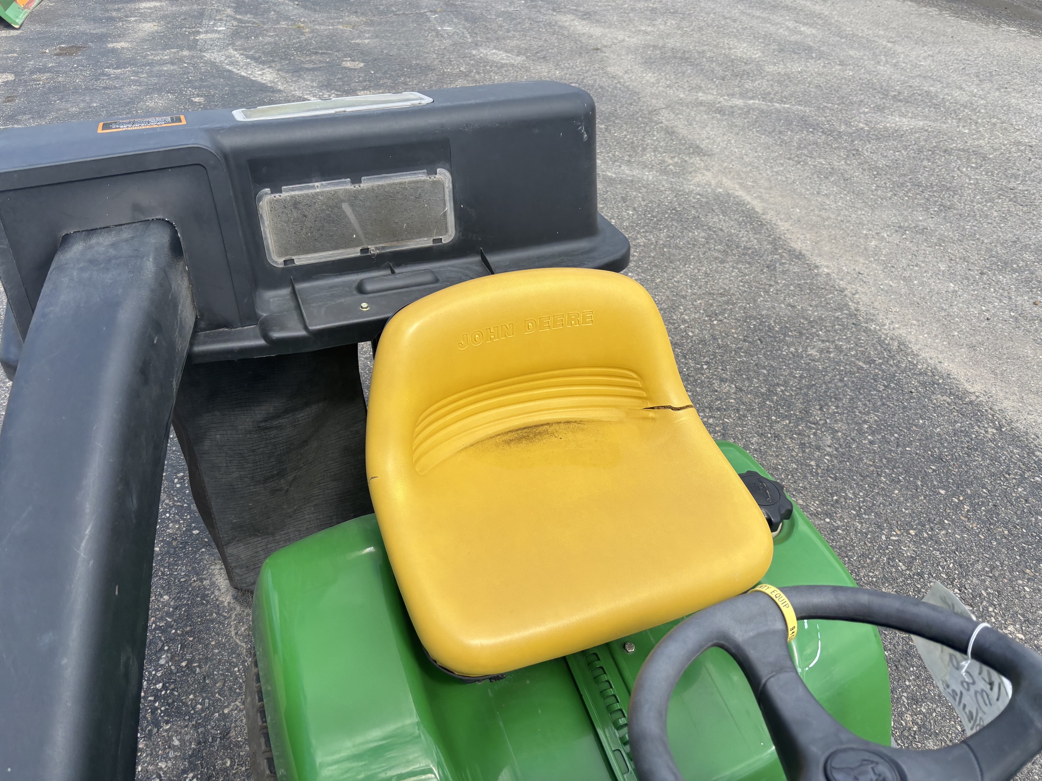John Deere LT166 Image 2