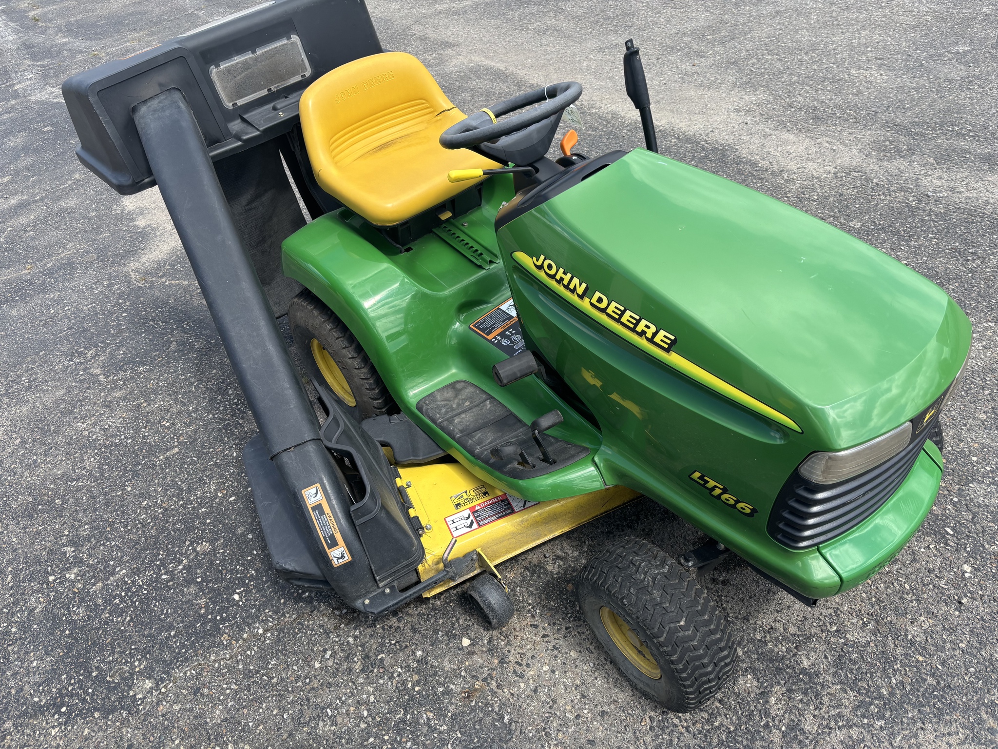 John Deere LT166 Image 1