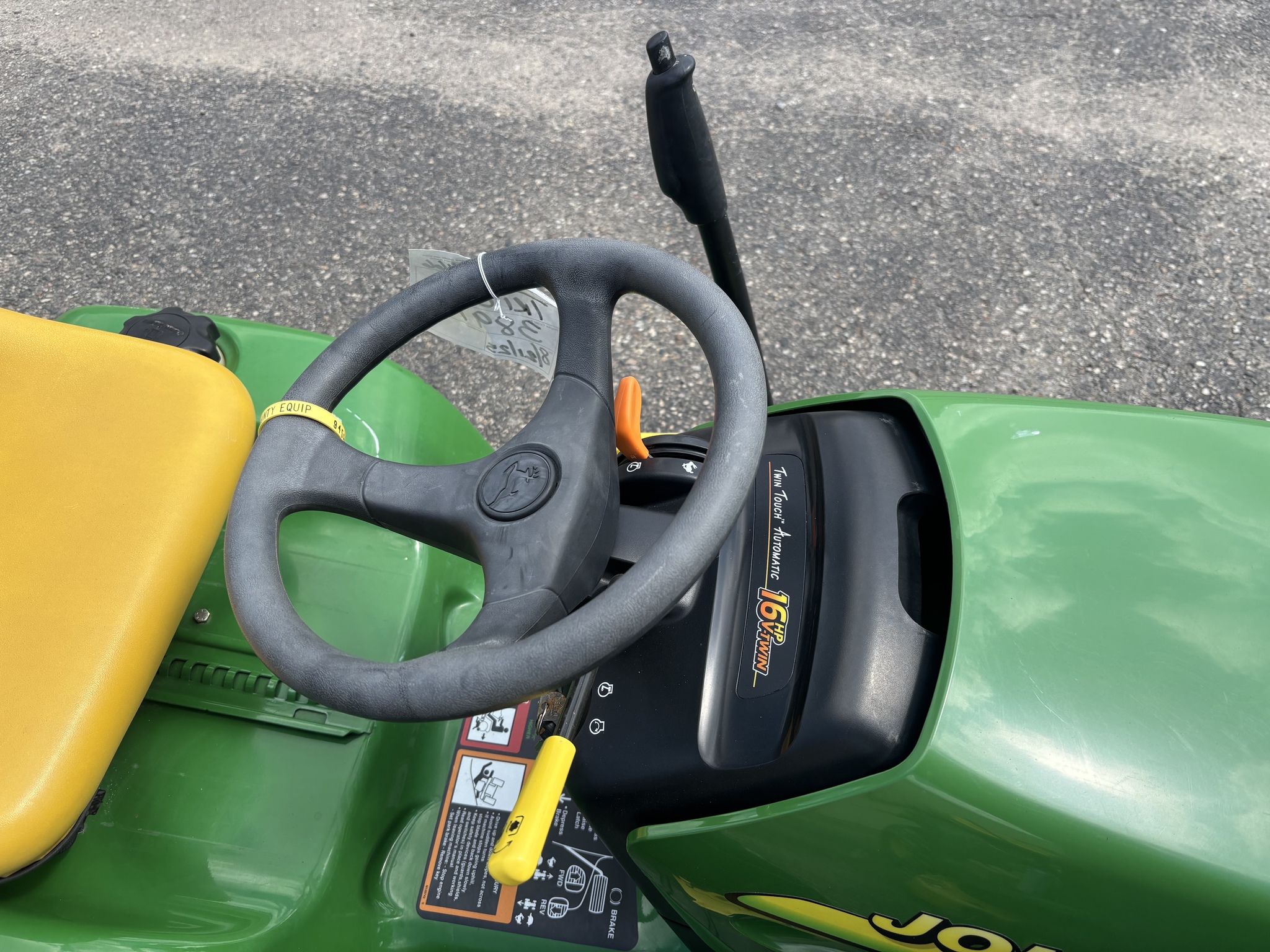John Deere LT166 Image 4