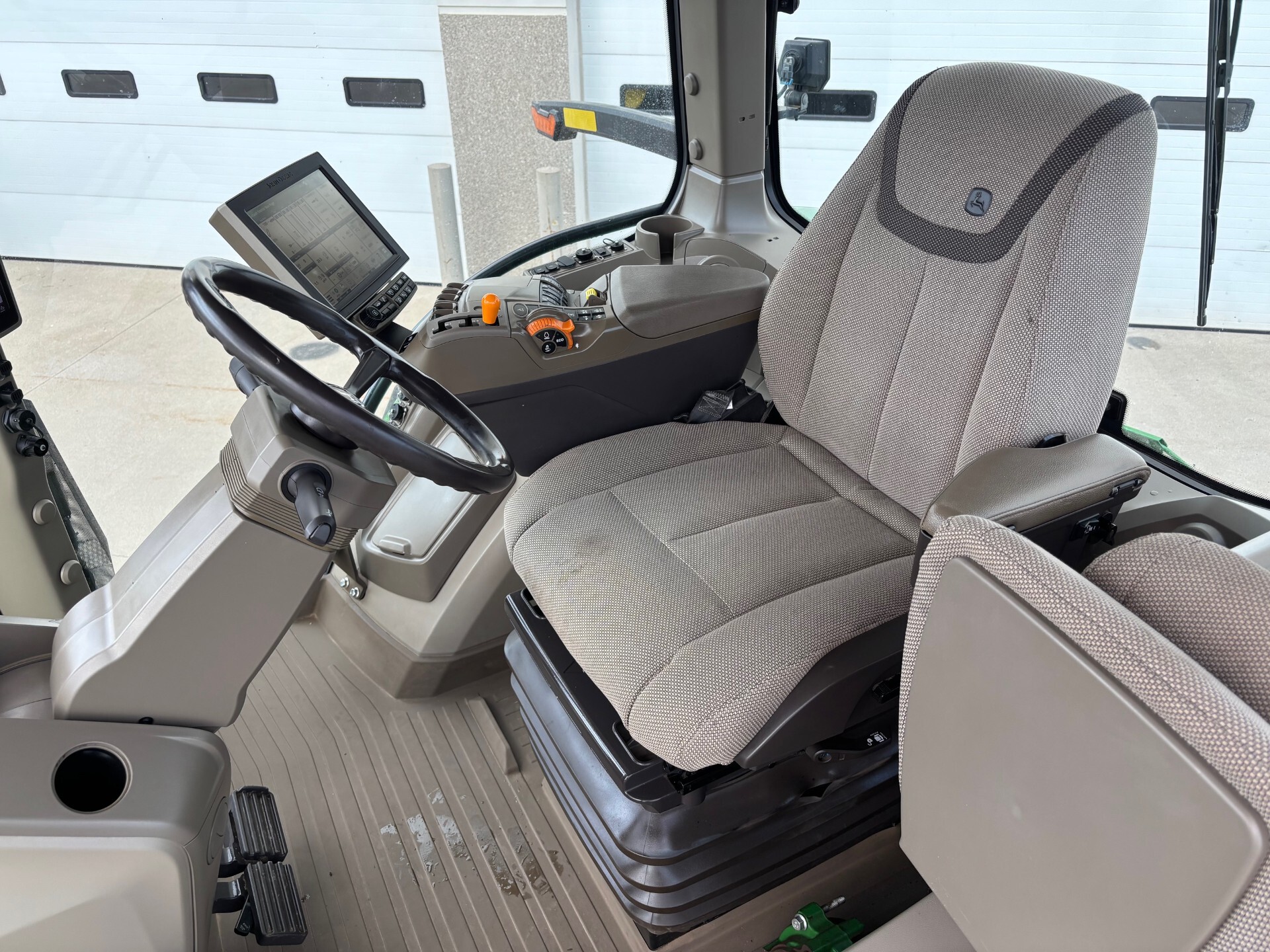 2021 John Deere 8R 230 Image 9