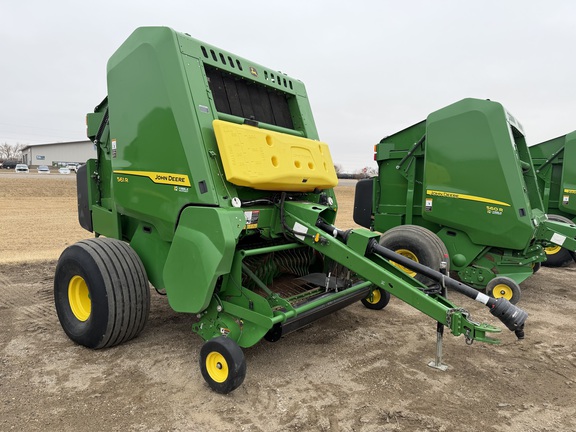  John Deere 561R
